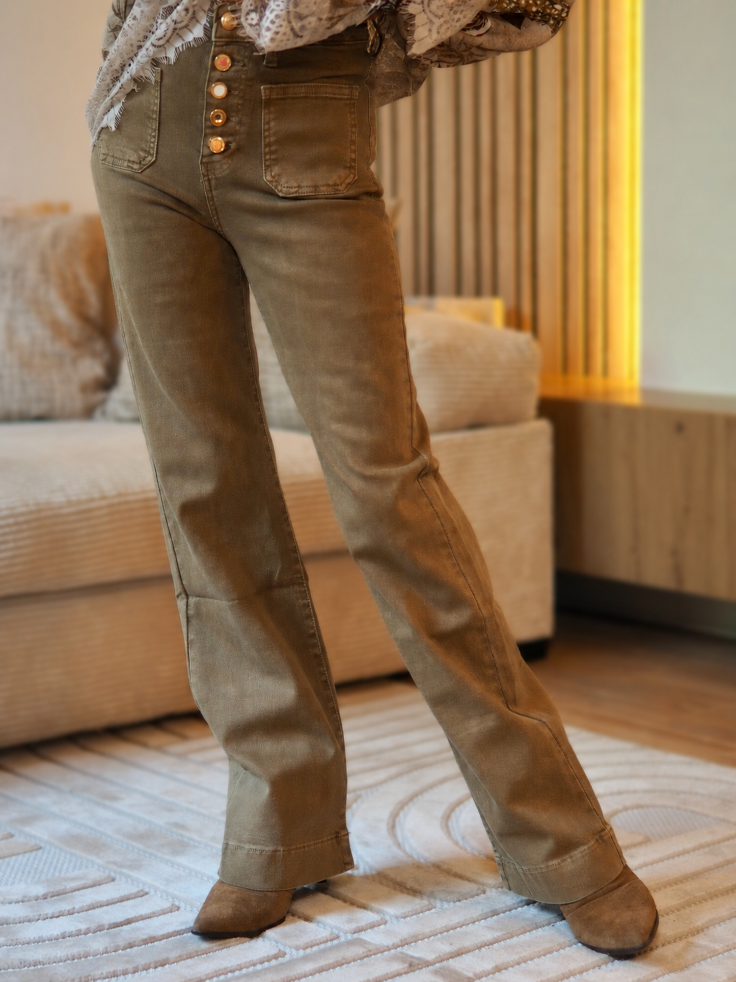 Taille 36, 38, 40 et 42

Composition : 98% Coton 2% Elasthane.
Cathy mesure 1m66 fait un 36 et porte une taille 34.


Pantalon jeans taupe/kaki. Boutons fantaisies.