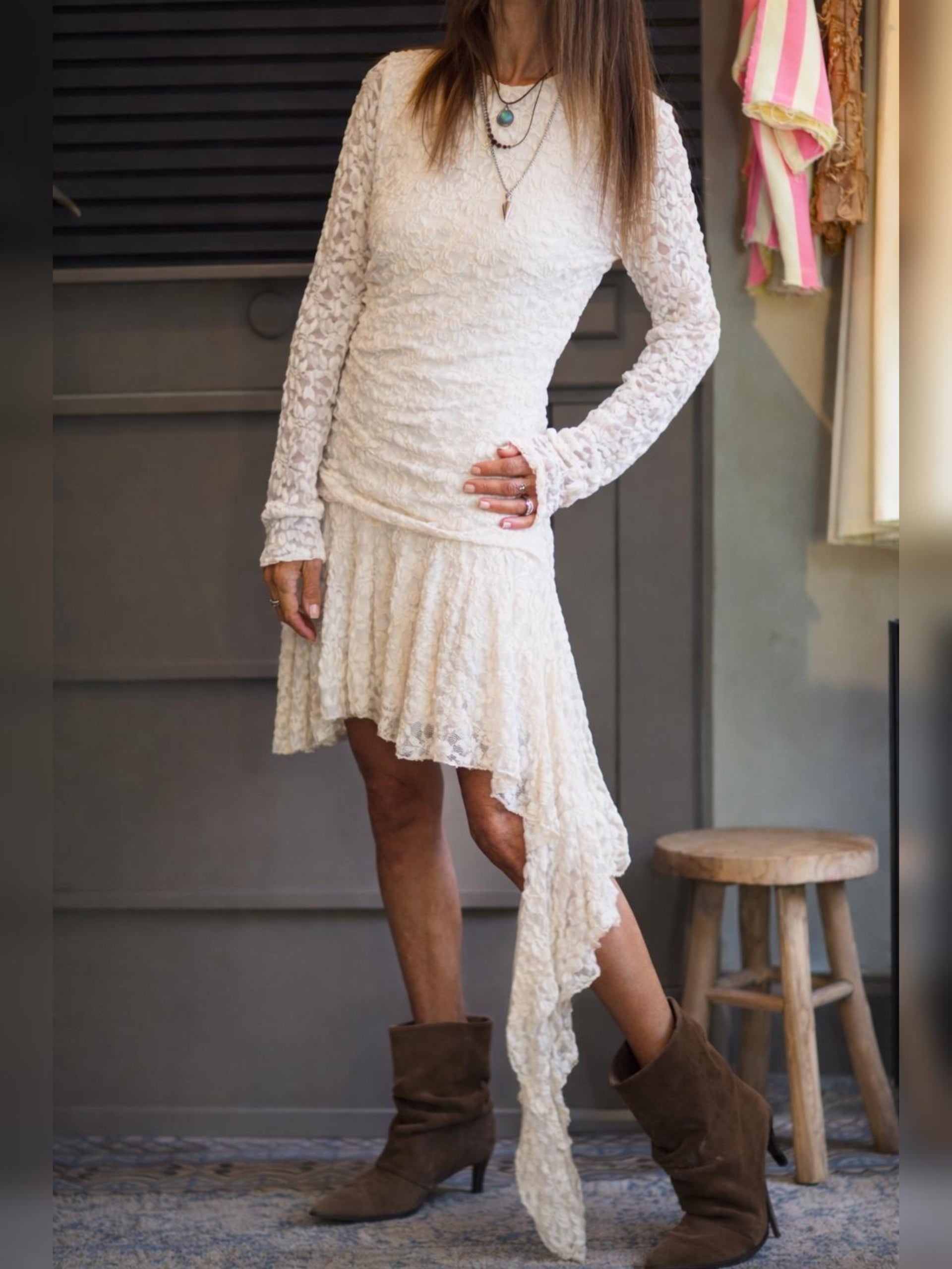 Taille unique convient du 36 au 40.

Mesures : Tour de poitrine 100cm Longeur dos 90cm.
Composition : 100% Viscose / 95% Polyester 5% Elashane.
Cathy mesure 1m66 fait un 36 et porte une taille unique.


Robe en dentelle beige, à la coupe asymétrique et ultra féminine. Élégante et originale, parfaite pour un look chic avec une touche bohème. ✨ Doublée.