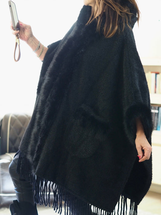 Manteau/cape en imitation fourrure noir avec capuche. Bien épais. Franges dans le bas. Une pépite...

80% Acrylic 20% Polyester.
Taille unique convient du 36 au 46 et plus.