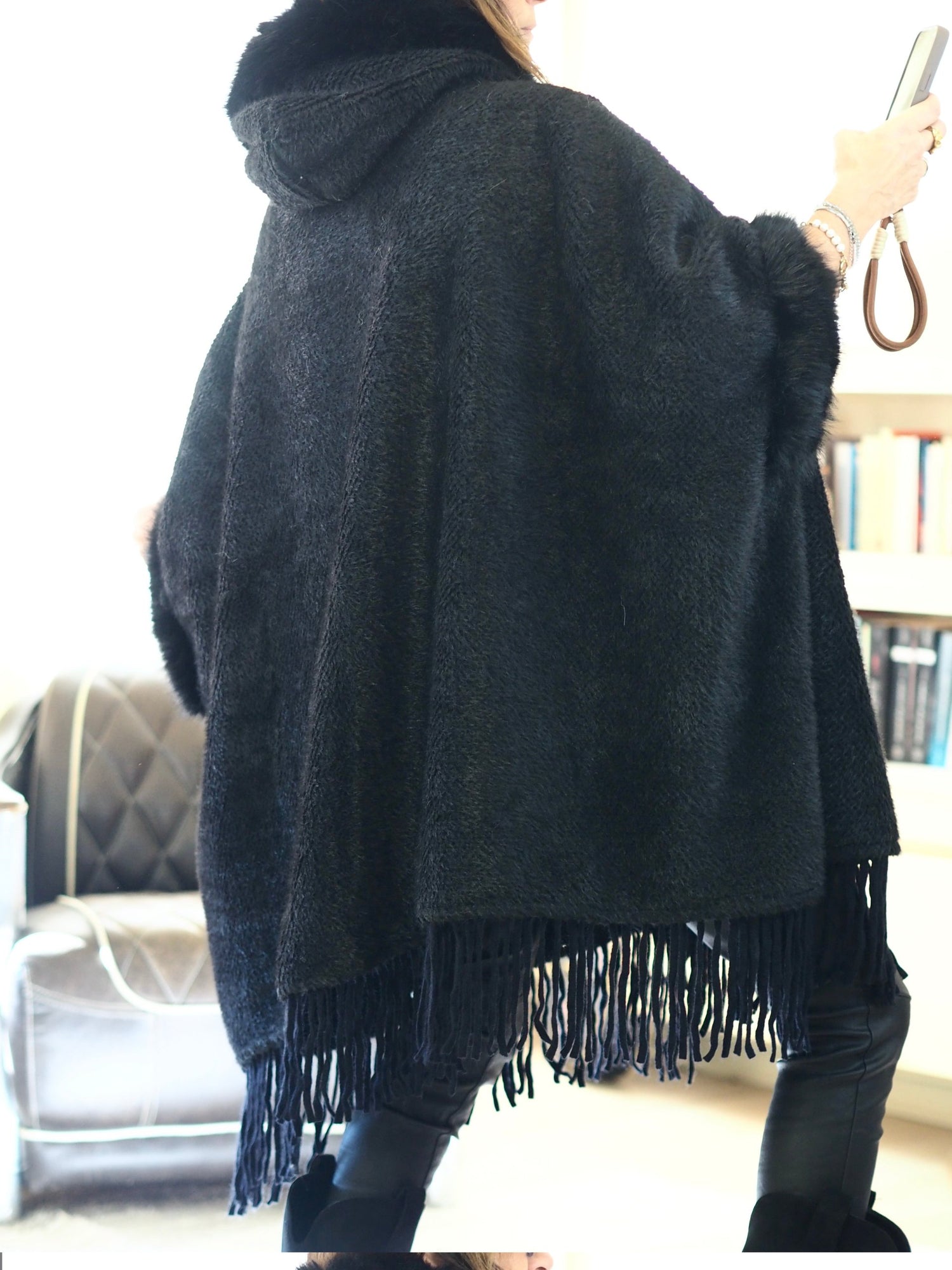 Manteau/cape en imitation fourrure noir avec capuche. Bien épais. Franges dans le bas. Une pépite...

80% Acrylic 20% Polyester.
Taille unique convient du 36 au 46 et plus.