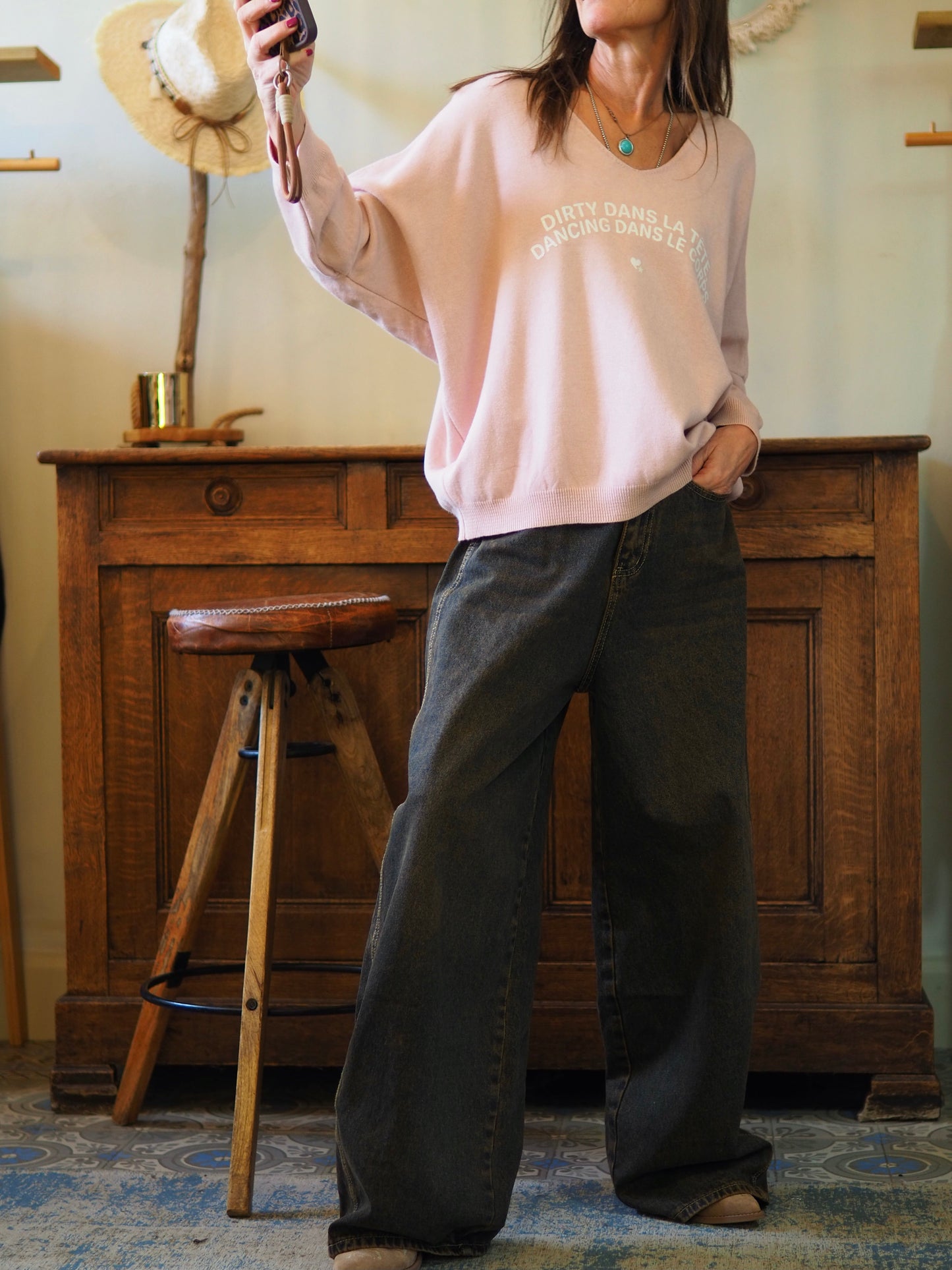 Pull hyper doux rose poudré. 

Taille unique du 36 au 46.
50% Viscose 28% Polyester 22% Polyamide.
Tour de poitrine 150cm Longueur dos 63cm.