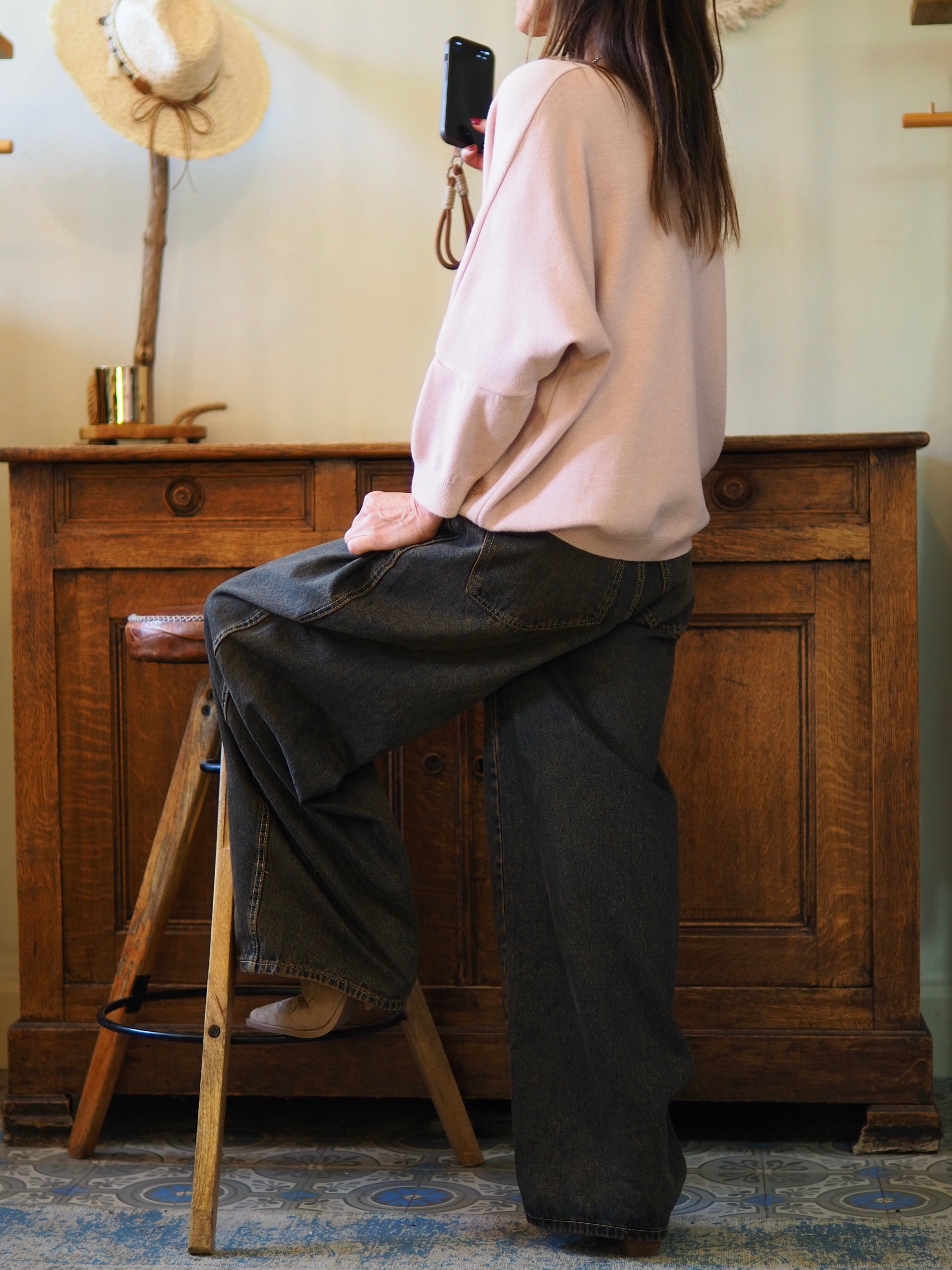 Pull hyper doux rose poudré. 

Taille unique du 36 au 46.
50% Viscose 28% Polyester 22% Polyamide.
Tour de poitrine 150cm Longueur dos 63cm.