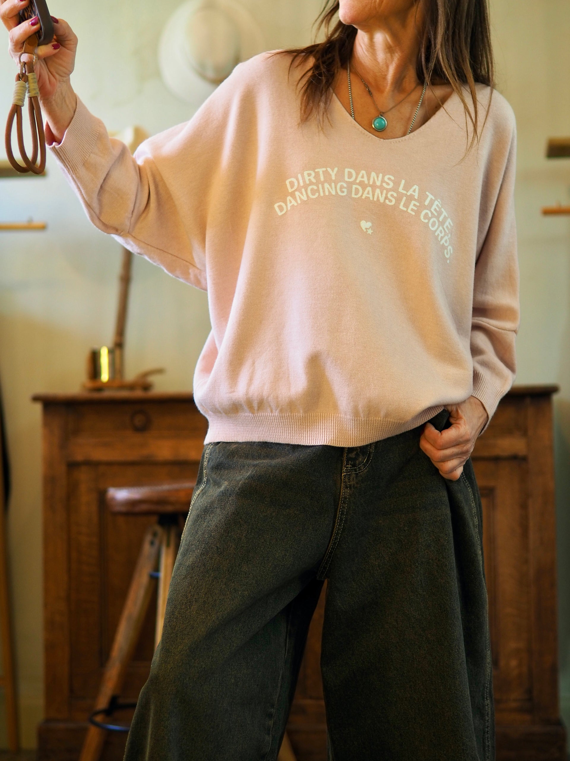 Pull hyper doux rose poudré. 

Taille unique du 36 au 46.
50% Viscose 28% Polyester 22% Polyamide.
Tour de poitrine 150cm Longueur dos 63cm.