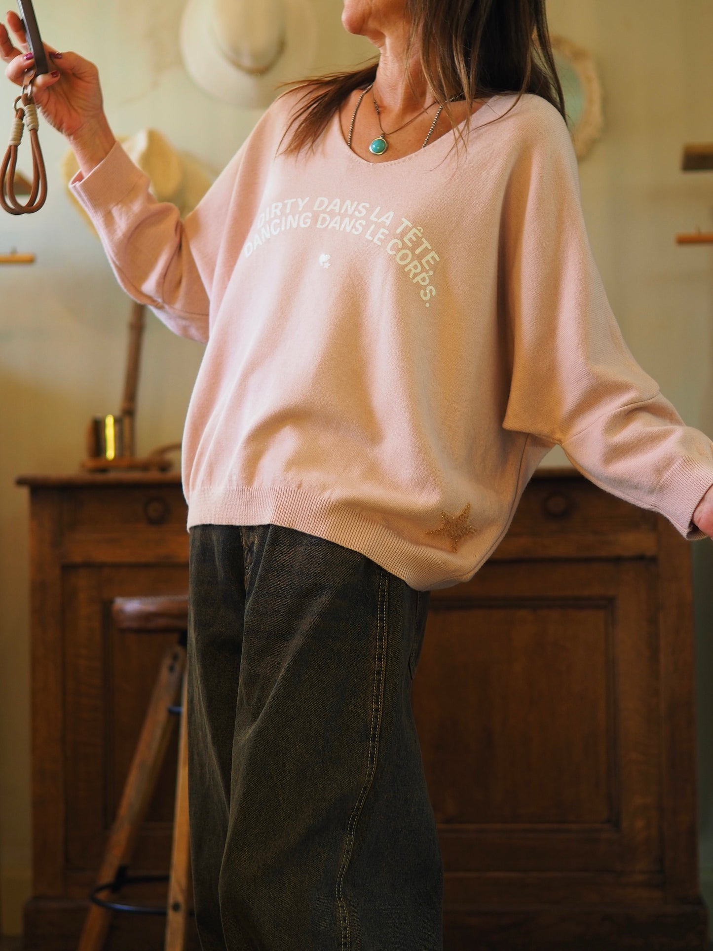 Pull hyper doux rose poudré. 

Taille unique du 36 au 46.
50% Viscose 28% Polyester 22% Polyamide.
Tour de poitrine 150cm Longueur dos 63cm.