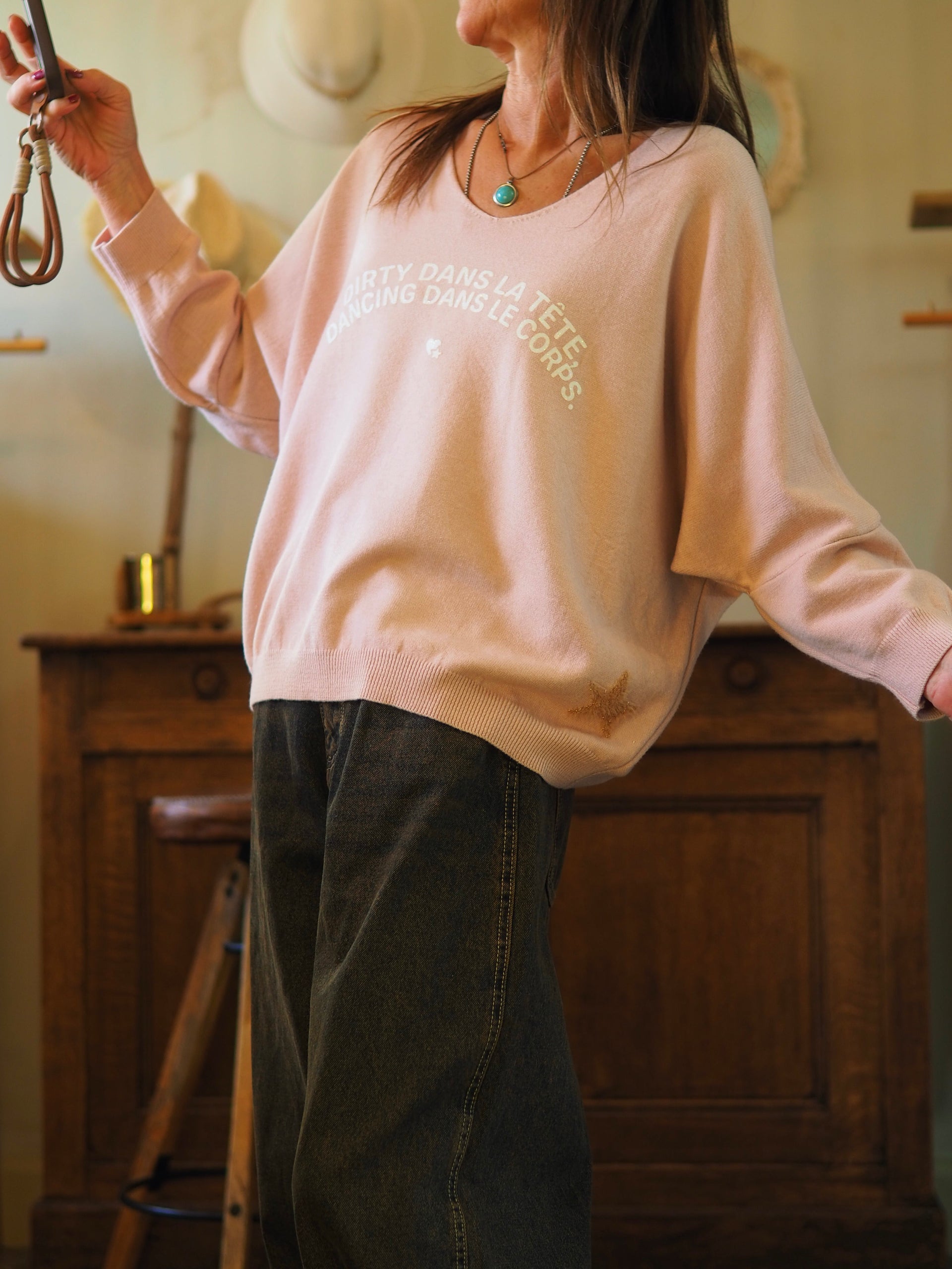 Pull hyper doux rose poudré. 

Taille unique du 36 au 46.
50% Viscose 28% Polyester 22% Polyamide.
Tour de poitrine 150cm Longueur dos 63cm.