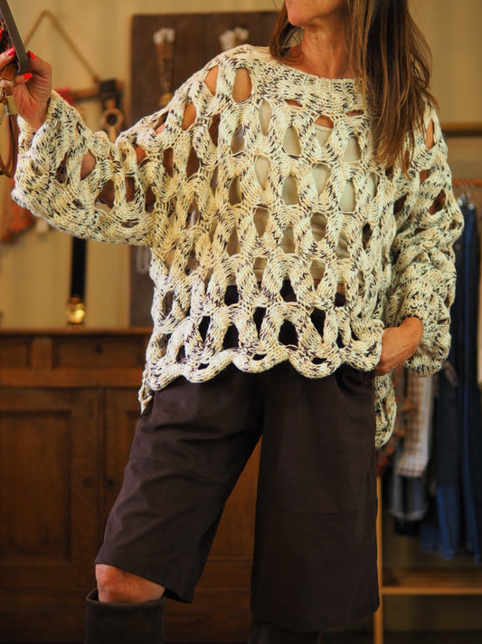 Pull ajouré chiné beiges et marron. Encolure ronde. Magnifique...

Taille unique convient du 36 au 46.
50% Acrylique 30% Polyester 20% Viscose.
Tour de poitrine 160cm Longueur dos 65cm.