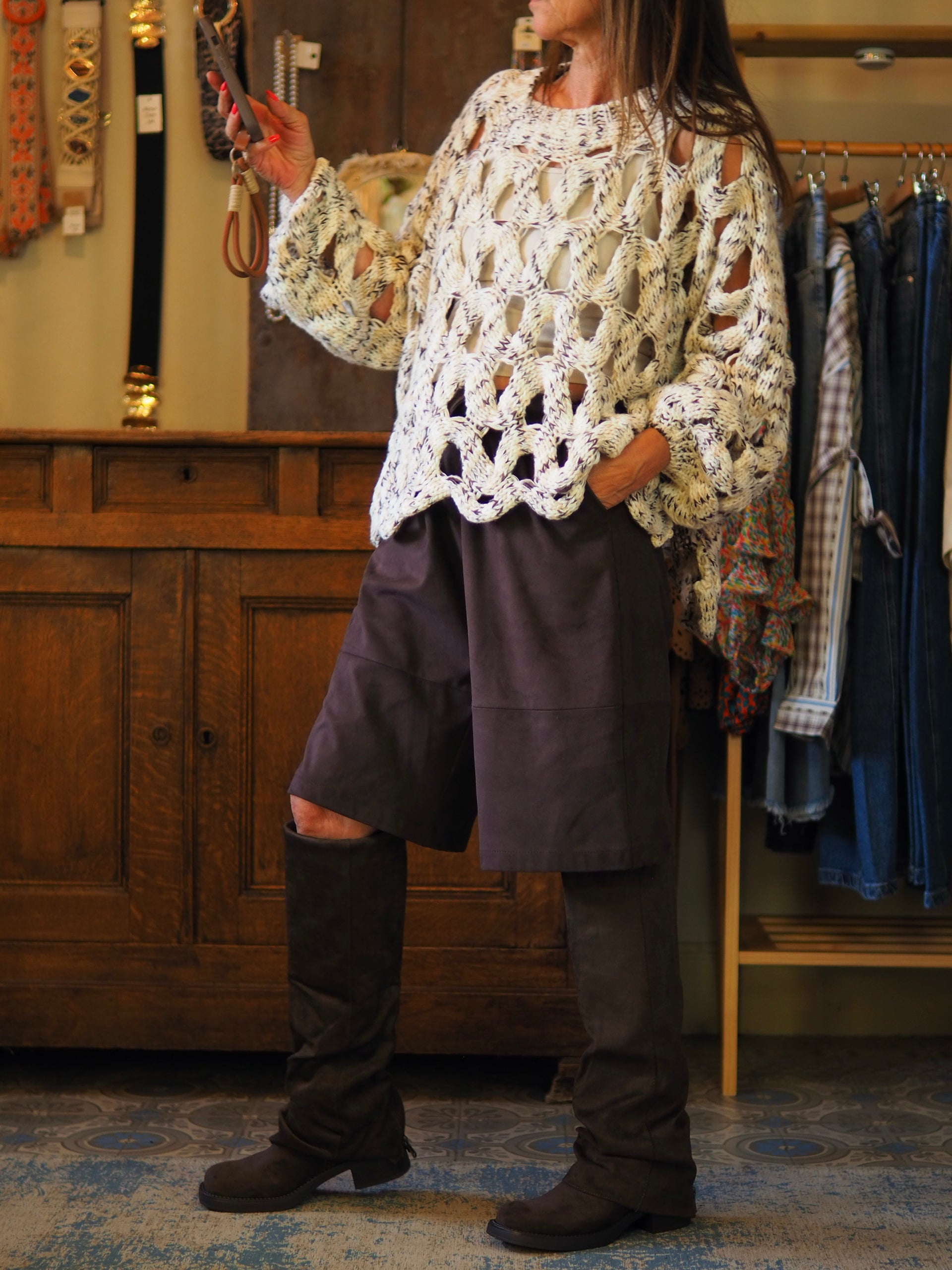 Pull ajouré chiné beiges et marron. Encolure ronde. Magnifique...

Taille unique convient du 36 au 46.
50% Acrylique 30% Polyester 20% Viscose.
Tour de poitrine 160cm Longueur dos 65cm.
