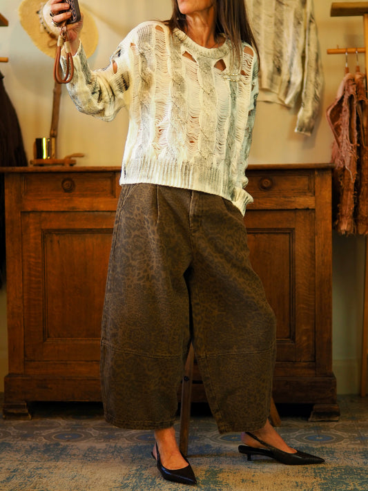 Pull destroy écru avec délavé noir sur les torsades. avec 2 broches "Palm Angeles".

Taille unique convient du 34 au 40/42.
100% Acrylique.
Tour de poitrine 122cm Longueur dos 53cm.