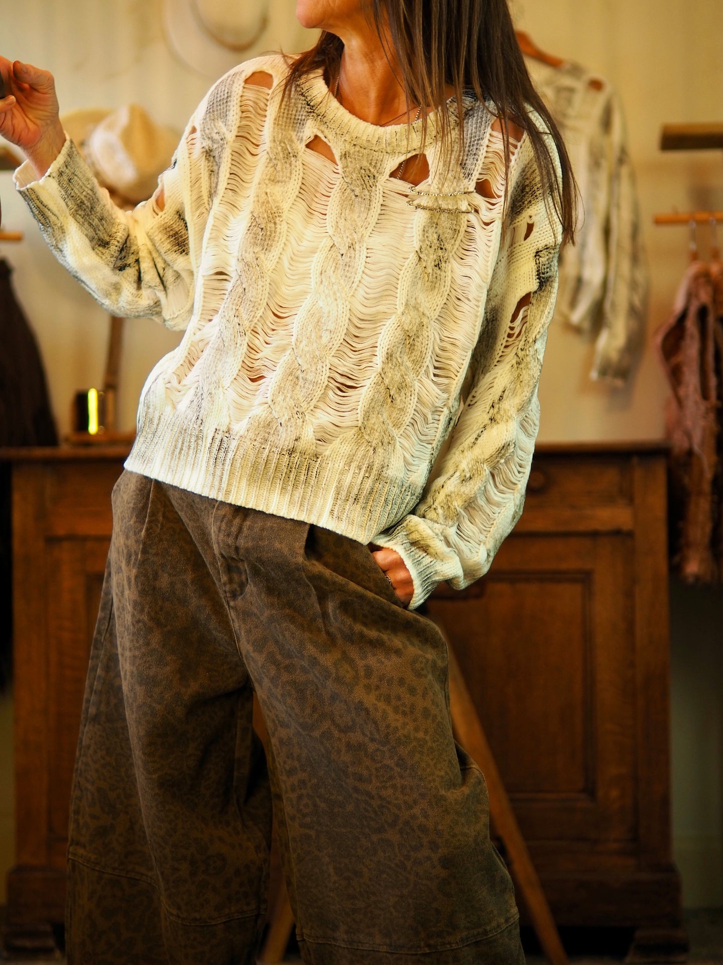 Pull destroy écru avec délavé noir sur les torsades. avec 2 broches "Palm Angeles".

Taille unique convient du 34 au 40/42.
100% Acrylique.
Tour de poitrine 122cm Longueur dos 53cm.