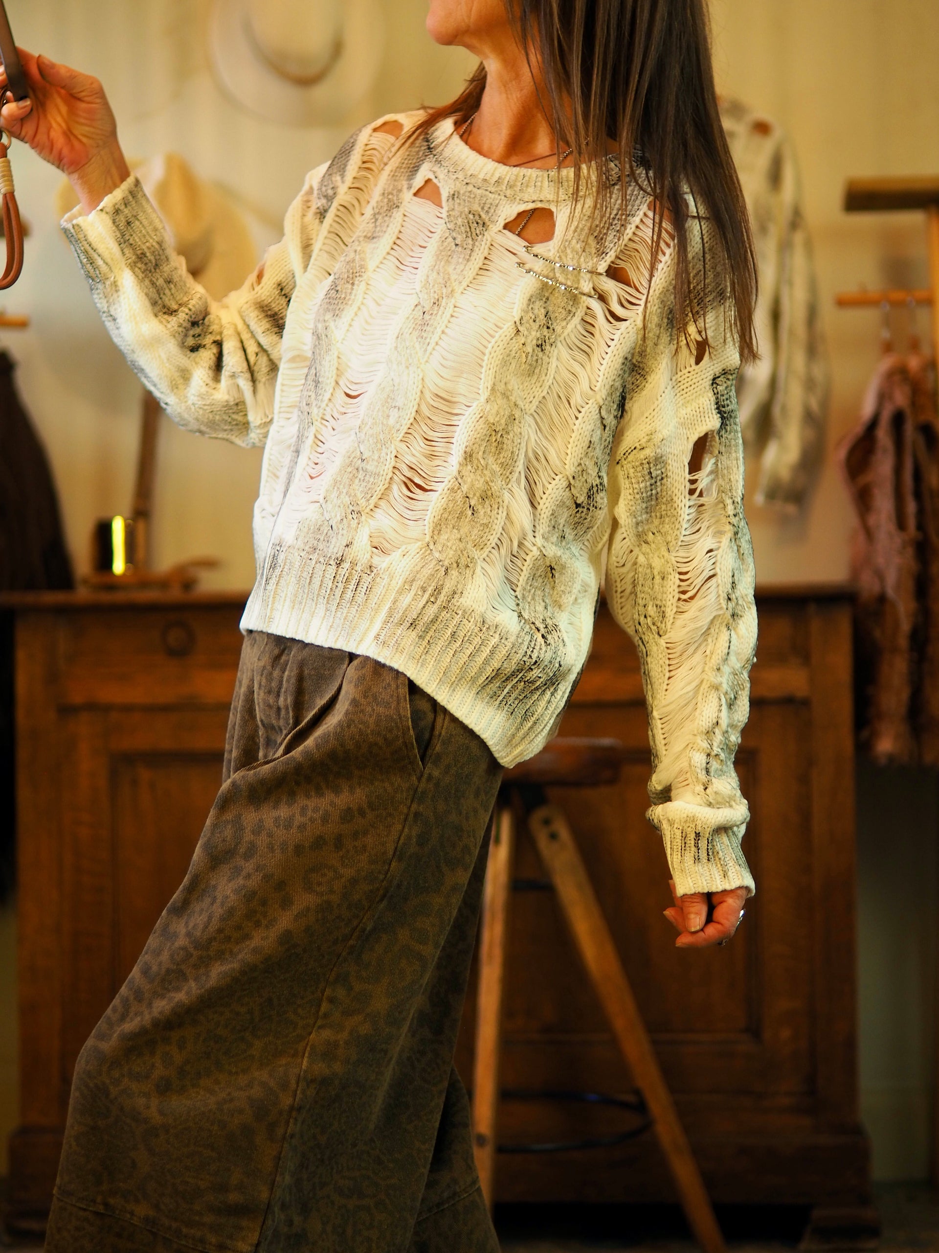 Pull destroy écru avec délavé noir sur les torsades. avec 2 broches "Palm Angeles".

Taille unique convient du 34 au 40/42.
100% Acrylique.
Tour de poitrine 122cm Longueur dos 53cm.