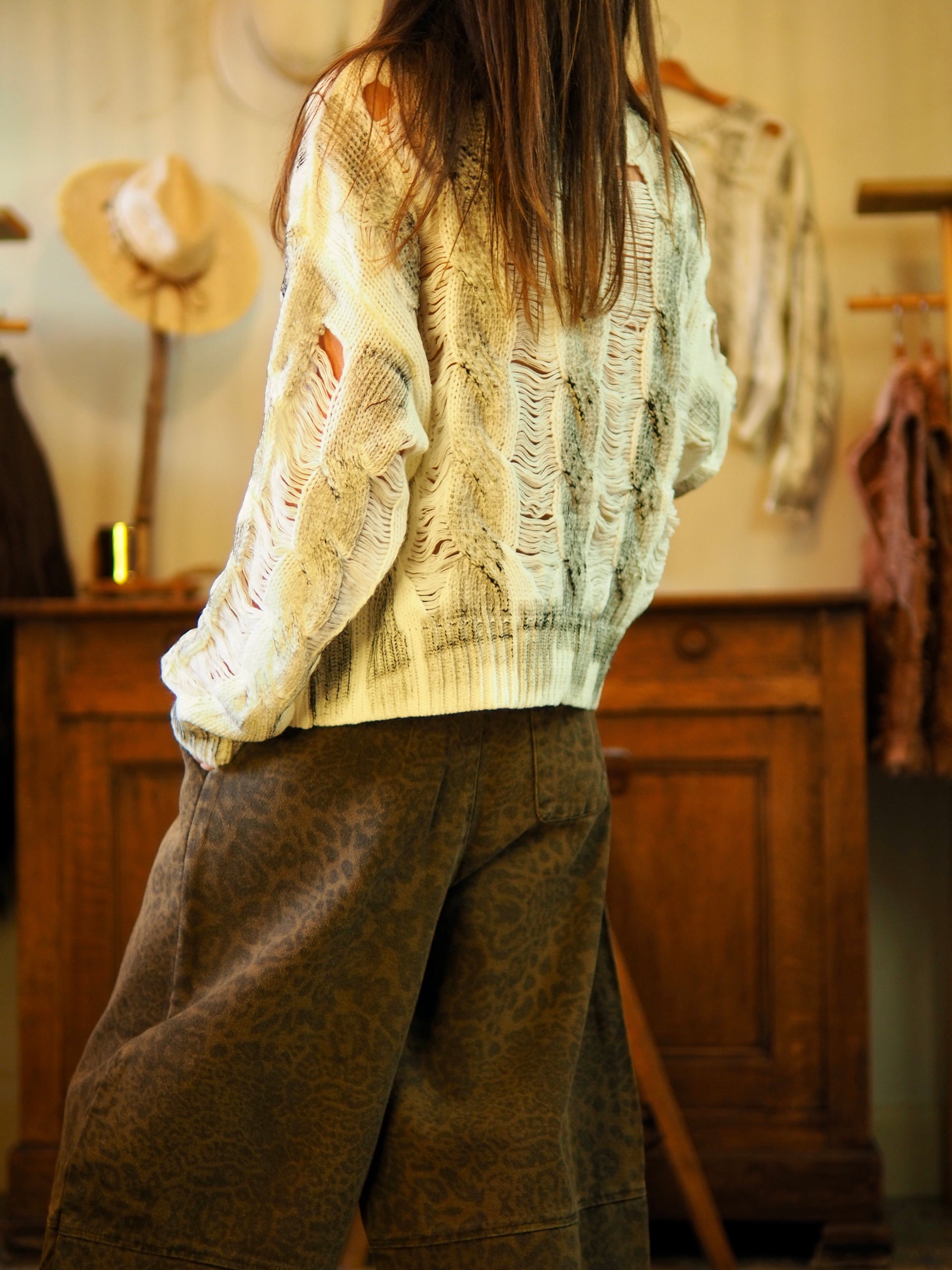 Pull destroy écru avec délavé noir sur les torsades. avec 2 broches "Palm Angeles".

Taille unique convient du 34 au 40/42.
100% Acrylique.
Tour de poitrine 122cm Longueur dos 53cm.