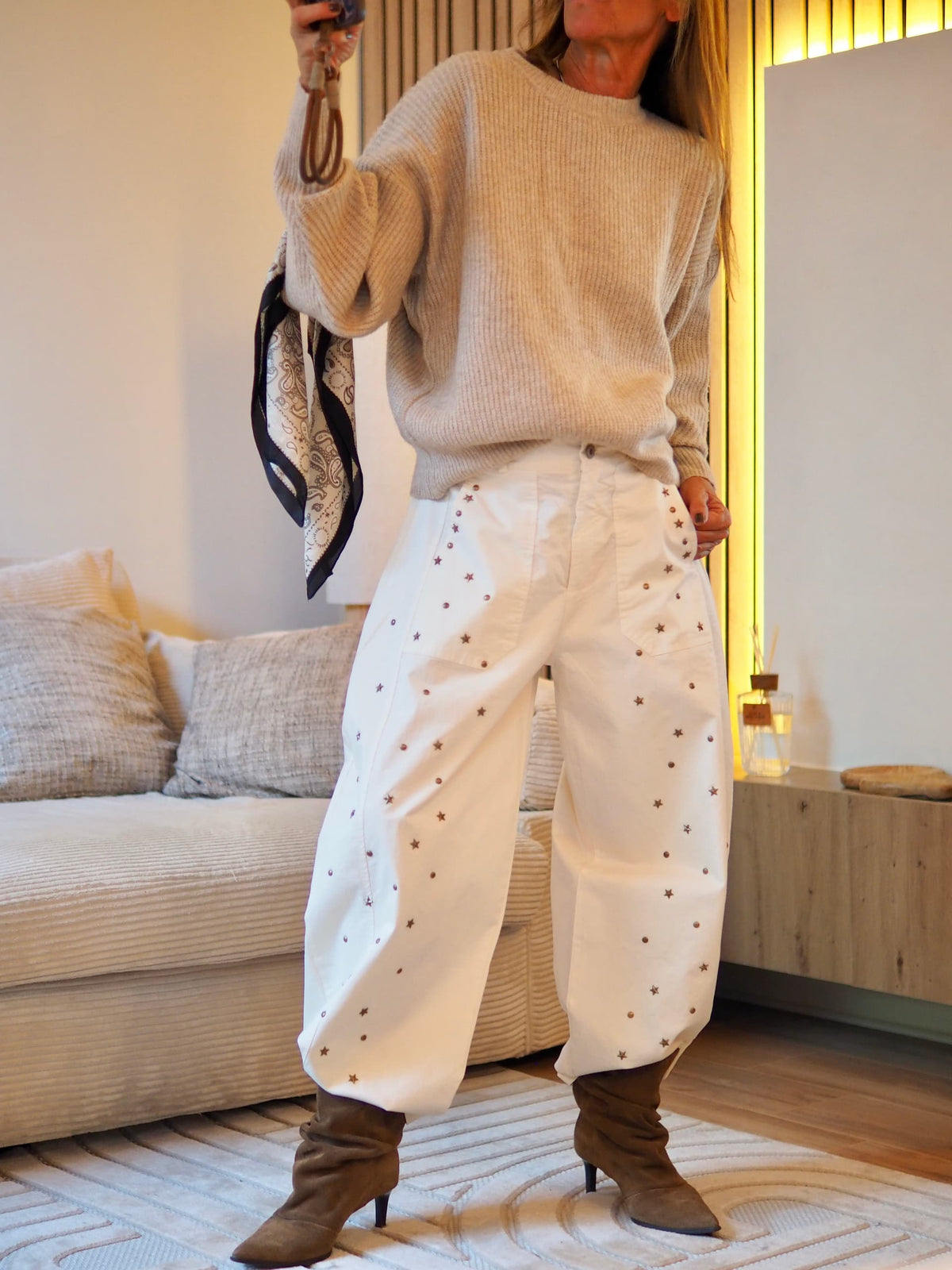Magnifique pantalon écru cloutés.