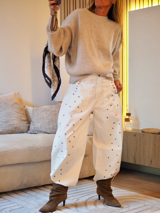 Magnifique pantalon écru cloutés.