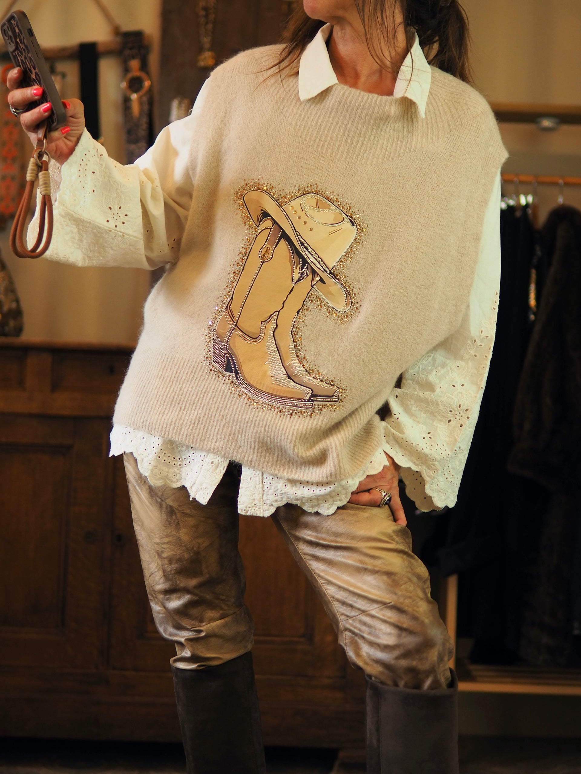 Pull sans manches tout doux beige. Botte et chapeau en simili et strass dorés.

Taille unique convient du 36 au 42/44.
38% Acrylique 32% Polyamide 30% baby Alpaga.
Tour de poitrine 126cm Longueur dos 64cm.