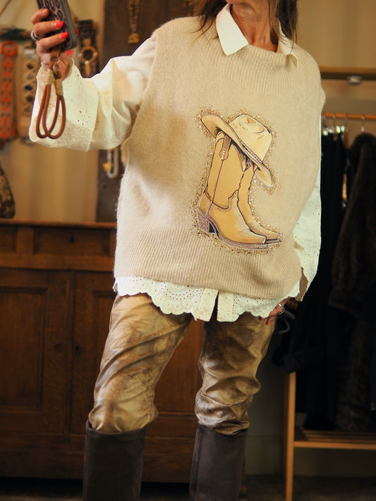 Pull sans manches tout doux beige. Botte et chapeau en simili et strass dorés.

Taille unique convient du 36 au 42/44.
38% Acrylique 32% Polyamide 30% baby Alpaga.
Tour de poitrine 126cm Longueur dos 64cm.