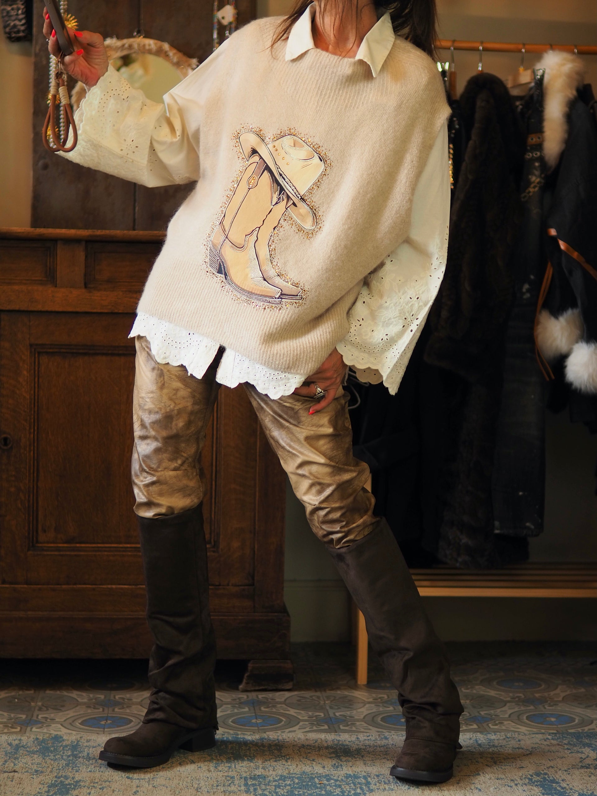 Pull sans manches tout doux beige. Botte et chapeau en simili et strass dorés.

Taille unique convient du 36 au 42/44.
38% Acrylique 32% Polyamide 30% baby Alpaga.
Tour de poitrine 126cm Longueur dos 64cm.
