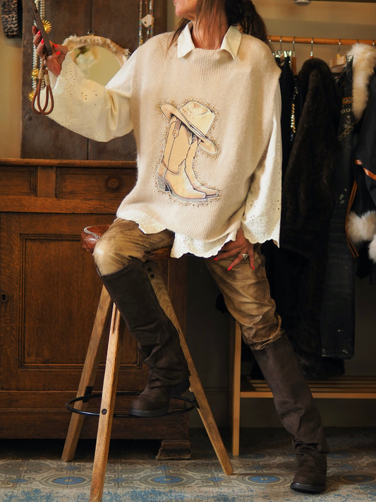 Pull sans manches tout doux beige. Botte et chapeau en simili et strass dorés.

Taille unique convient du 36 au 42/44.
38% Acrylique 32% Polyamide 30% baby Alpaga.
Tour de poitrine 126cm Longueur dos 64cm.