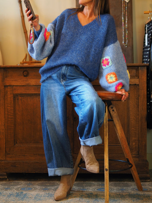 Magnifique pull bleu avec manches bouffantes avec broderies crochets.

Taille unique convient du 36 au 42.
47% Polyester 21% Nylon 20% Laine.
Tour de poitrine 140cm Longueur dos 75cm.