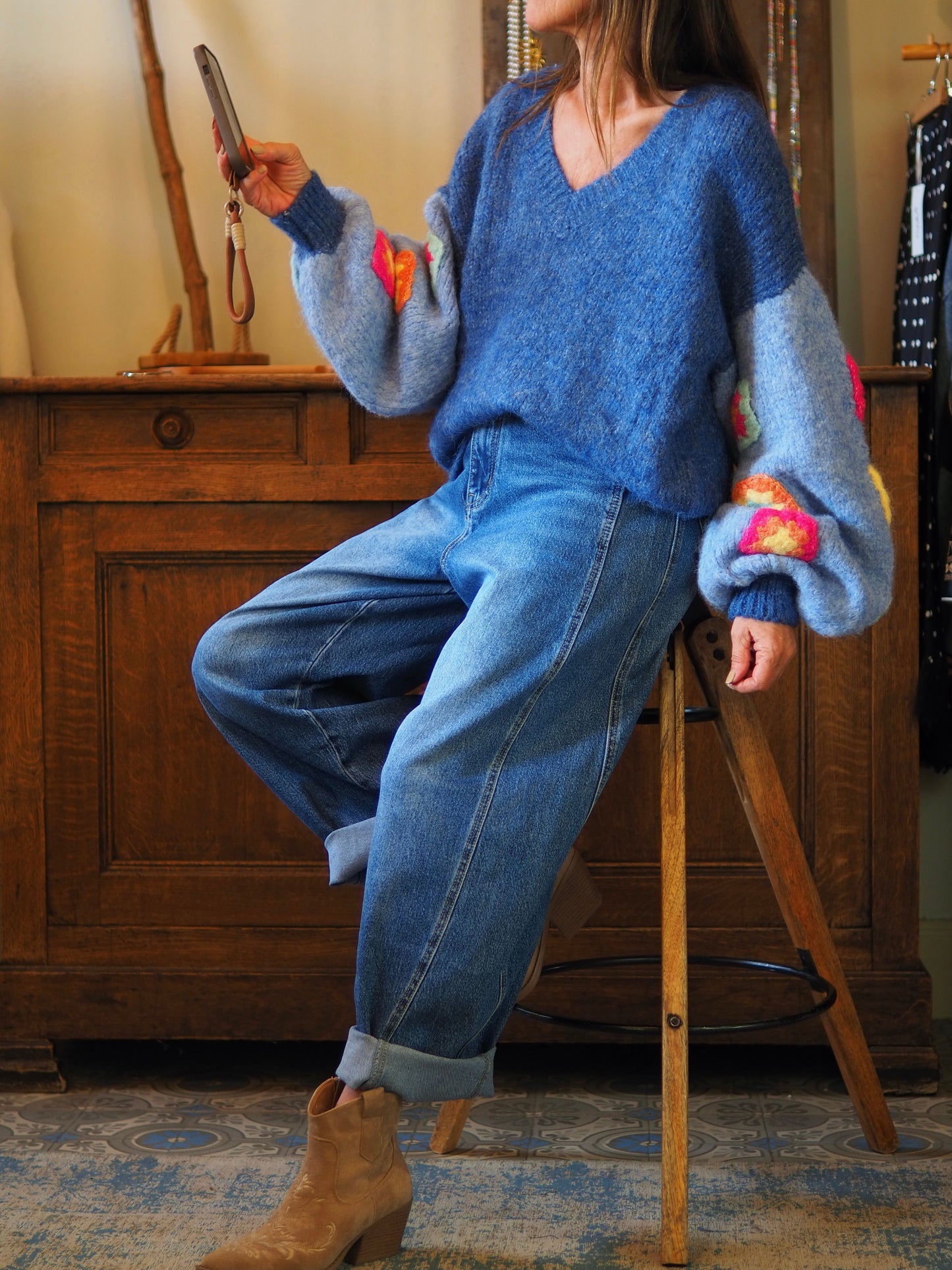 Magnifique pull bleu avec manches bouffantes avec broderies crochets.

Taille unique convient du 36 au 42.
47% Polyester 21% Nylon 20% Laine.
Tour de poitrine 140cm Longueur dos 75cm.