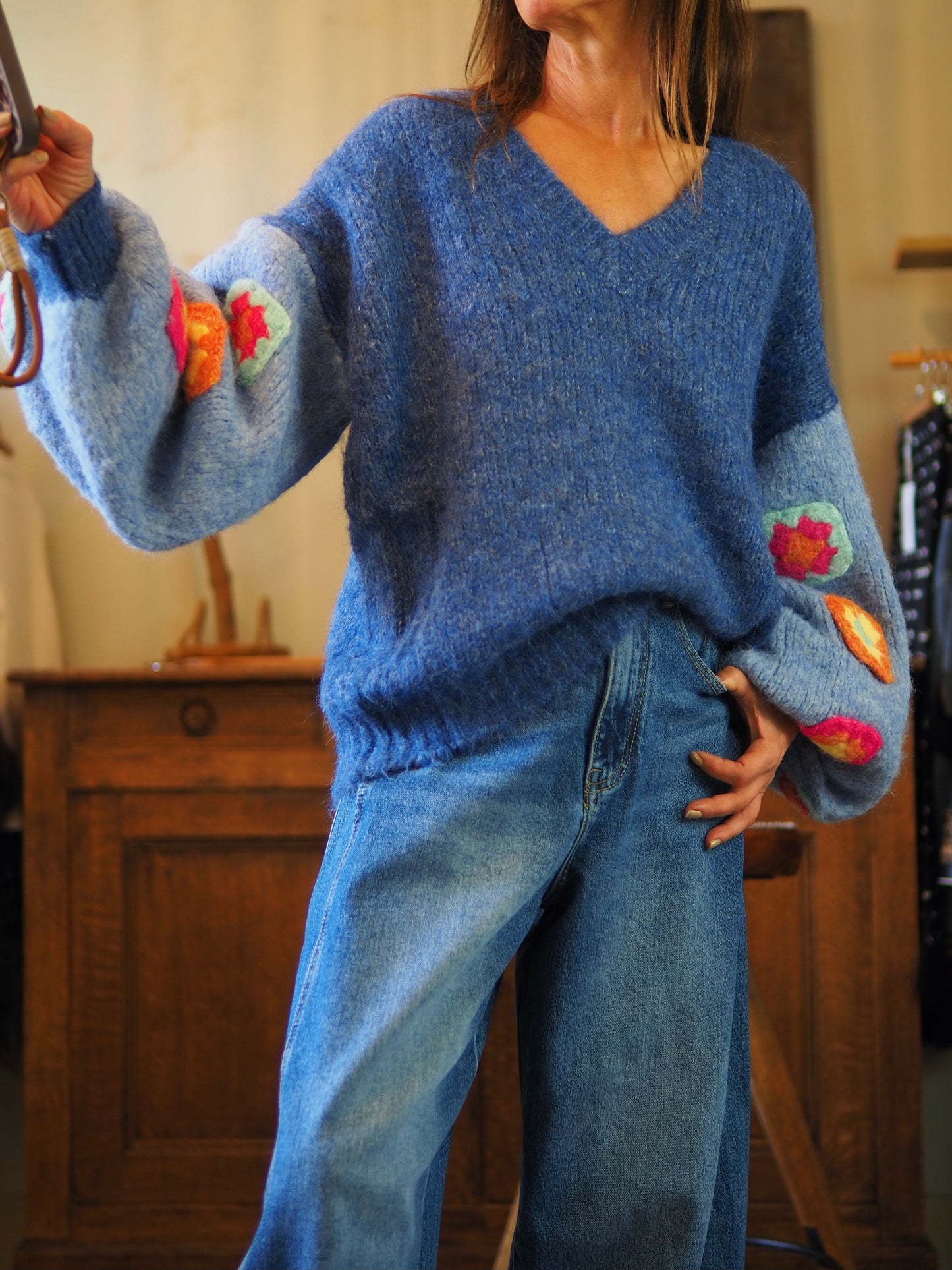 Magnifique pull bleu avec manches bouffantes avec broderies crochets.

Taille unique convient du 36 au 42.
47% Polyester 21% Nylon 20% Laine.
Tour de poitrine 140cm Longueur dos 75cm.