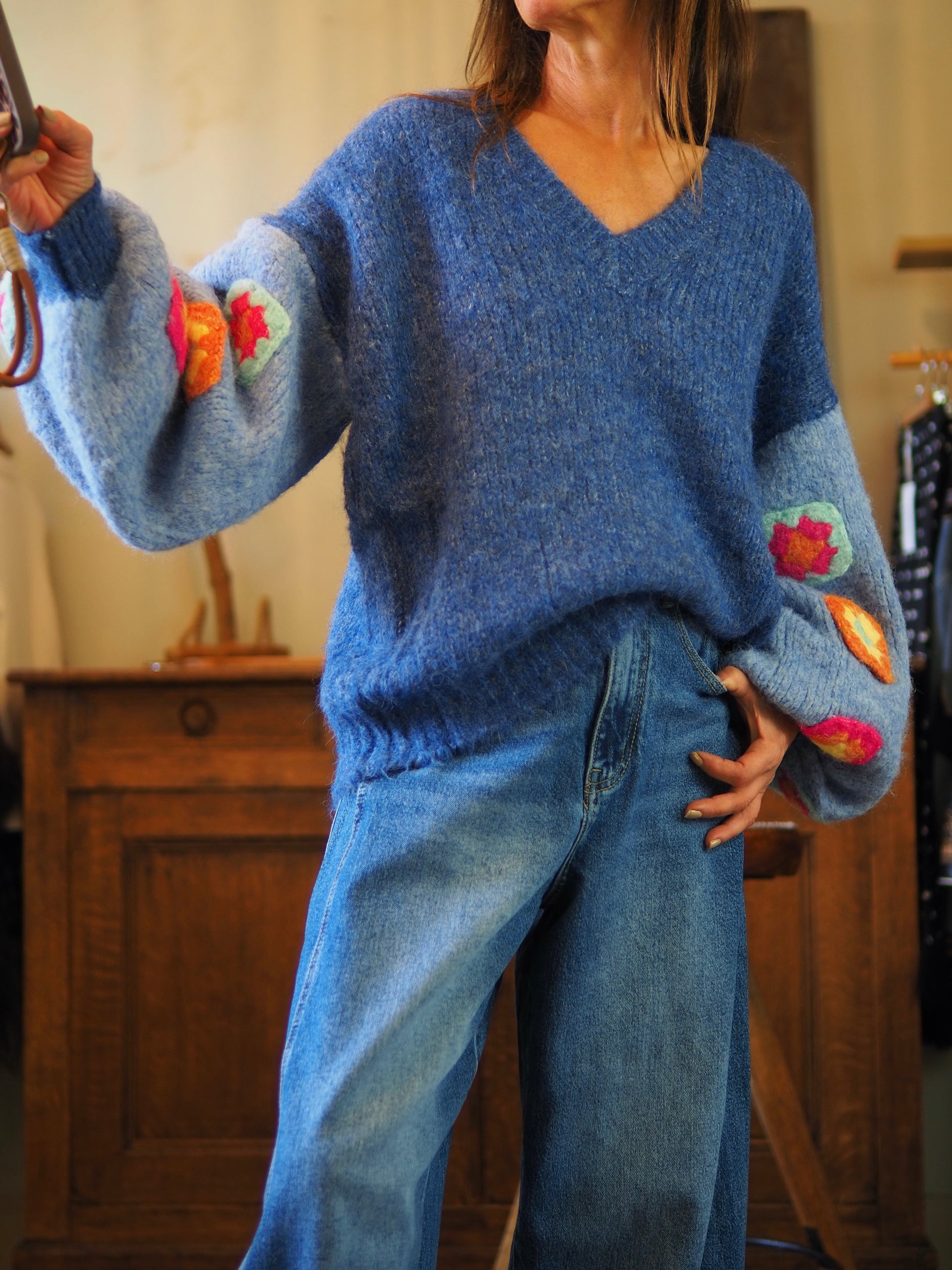 Magnifique pull bleu avec manches bouffantes avec broderies crochets.

Taille unique convient du 36 au 42.
47% Polyester 21% Nylon 20% Laine.
Tour de poitrine 140cm Longueur dos 75cm.
