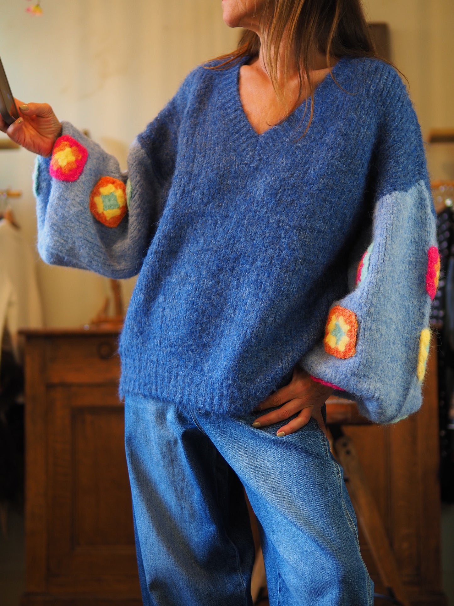 Magnifique pull bleu avec manches bouffantes avec broderies crochets.

Taille unique convient du 36 au 42.
47% Polyester 21% Nylon 20% Laine.
Tour de poitrine 140cm Longueur dos 75cm.