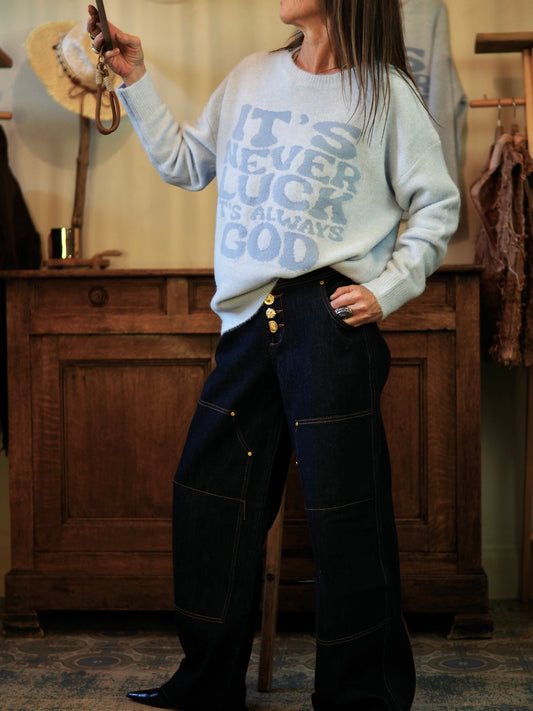 Pull bleu ultra-doux qui fait sensation avec inscriptions.

Taille unique convient du 34 au 44.
60% Polyester recyclé 18% Polyester 8% Laine 1% Spandex.

Tour de poitrine 130cm Longueur dos 65cm.