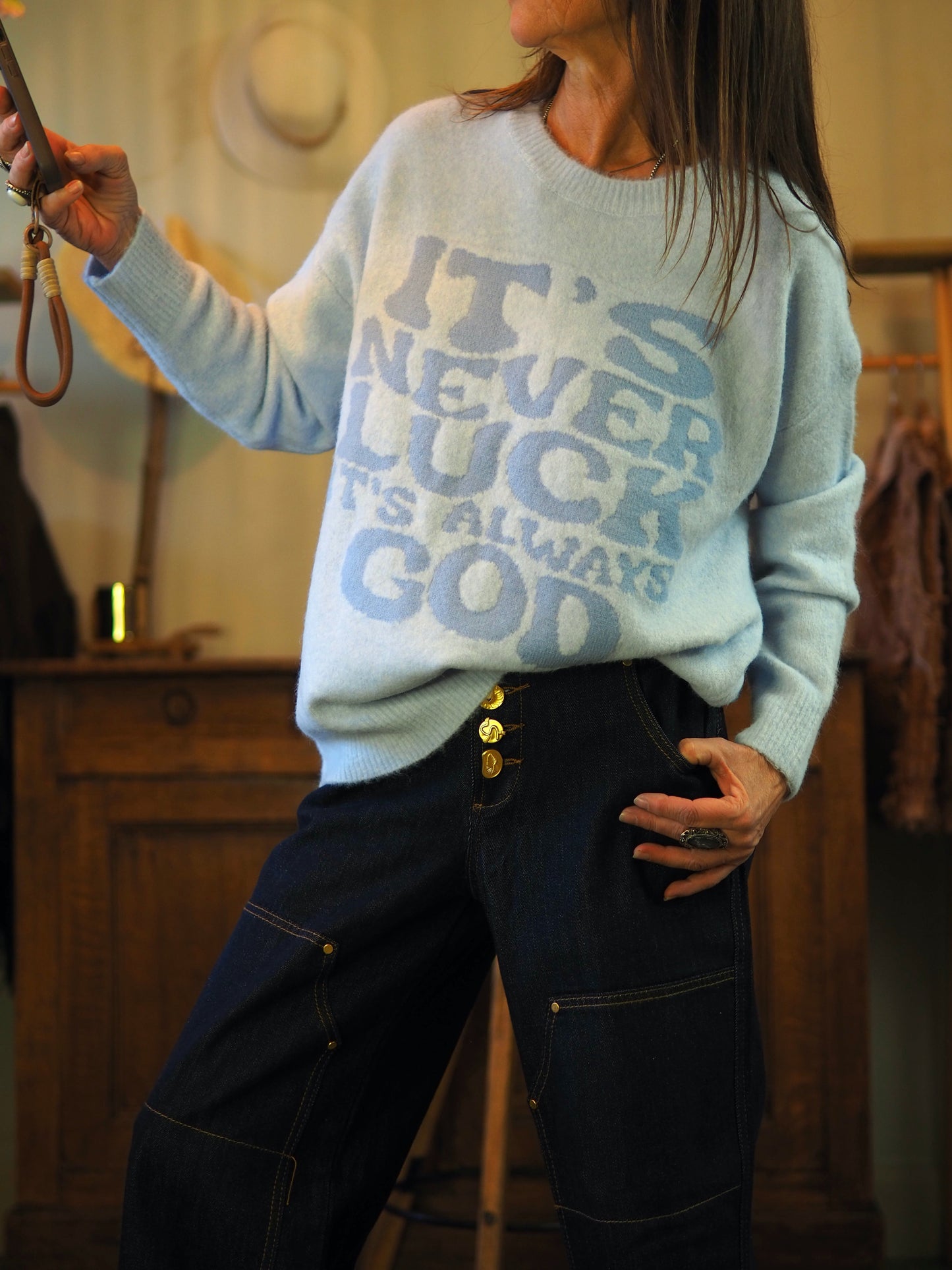 Pull bleu ultra-doux qui fait sensation avec inscriptions.

Taille unique convient du 34 au 44.
60% Polyester recyclé 18% Polyester 8% Laine 1% Spandex.

Tour de poitrine 130cm Longueur dos 65cm.