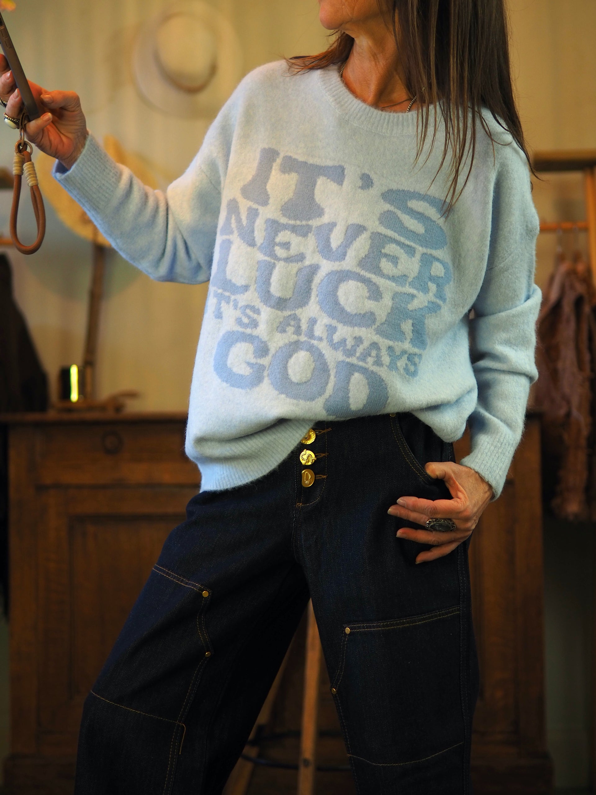 Pull bleu ultra-doux qui fait sensation avec inscriptions.

Taille unique convient du 34 au 44.
60% Polyester recyclé 18% Polyester 8% Laine 1% Spandex.

Tour de poitrine 130cm Longueur dos 65cm.