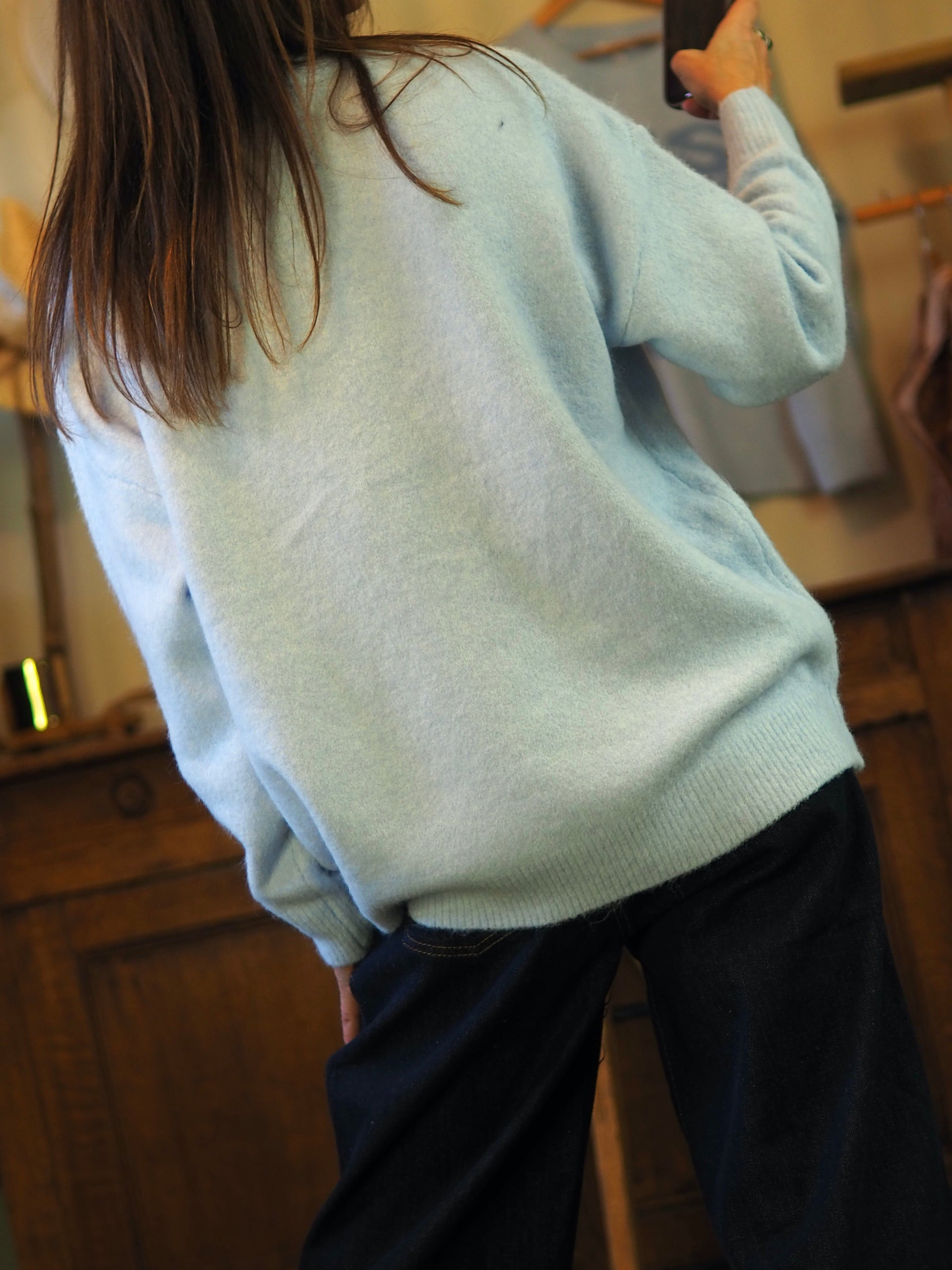 Pull bleu ultra-doux qui fait sensation avec inscriptions.

Taille unique convient du 34 au 44.
60% Polyester recyclé 18% Polyester 8% Laine 1% Spandex.

Tour de poitrine 130cm Longueur dos 65cm.