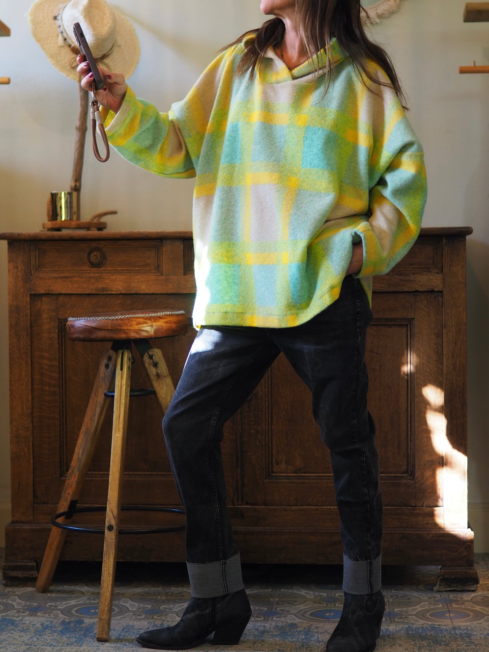 Pull oversize à carreaux vert/beige/jaune avec capuche. 2 poches cotés.

Taille unique du 36 au 46.
70% Polyester 30% Laine.
Tour de poitrine 190cm Longueur dos 82cm.