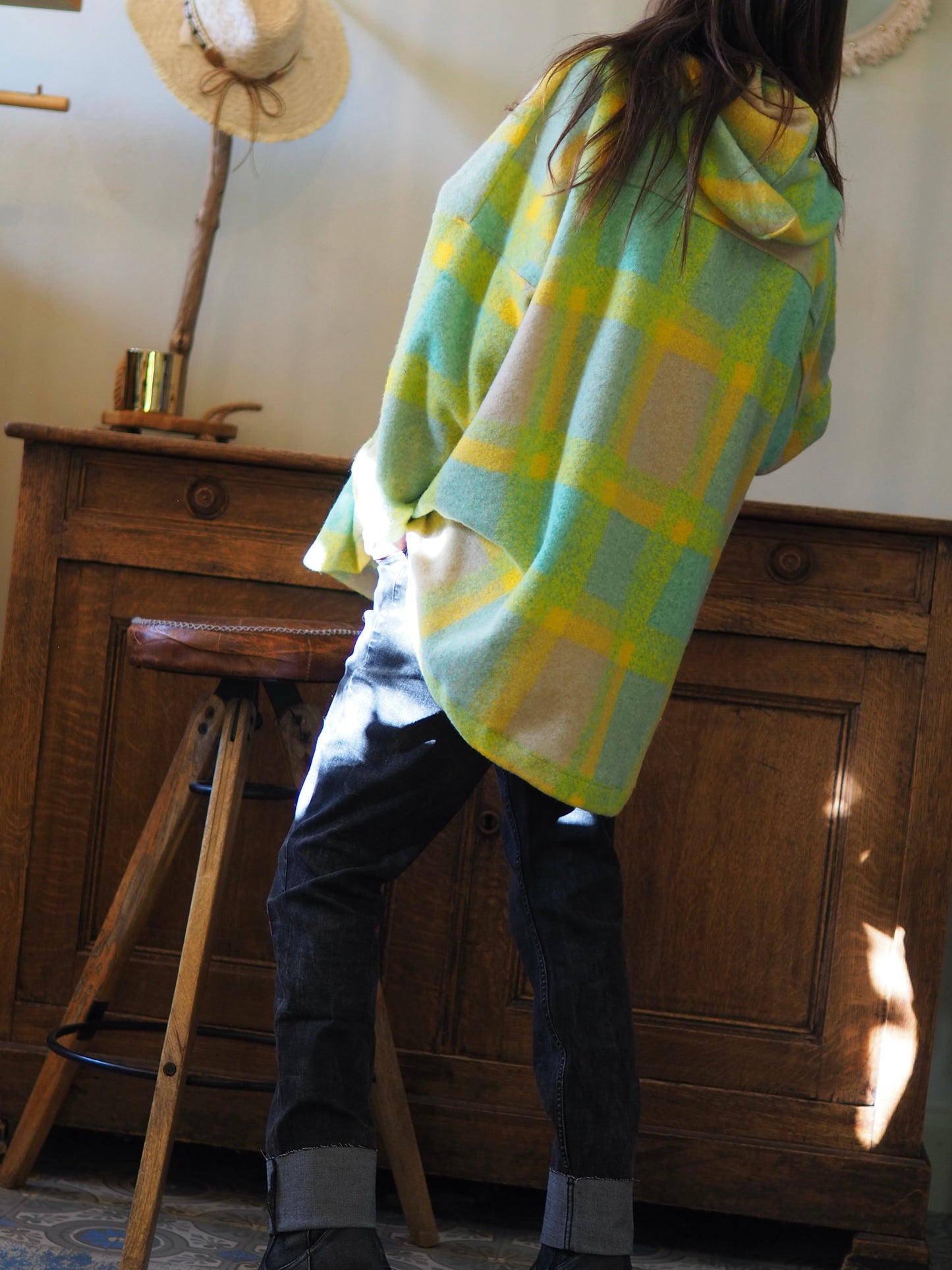 Pull oversize à carreaux vert/beige/jaune avec capuche. 2 poches cotés.

Taille unique du 36 au 46.
70% Polyester 30% Laine.
Tour de poitrine 190cm Longueur dos 82cm.