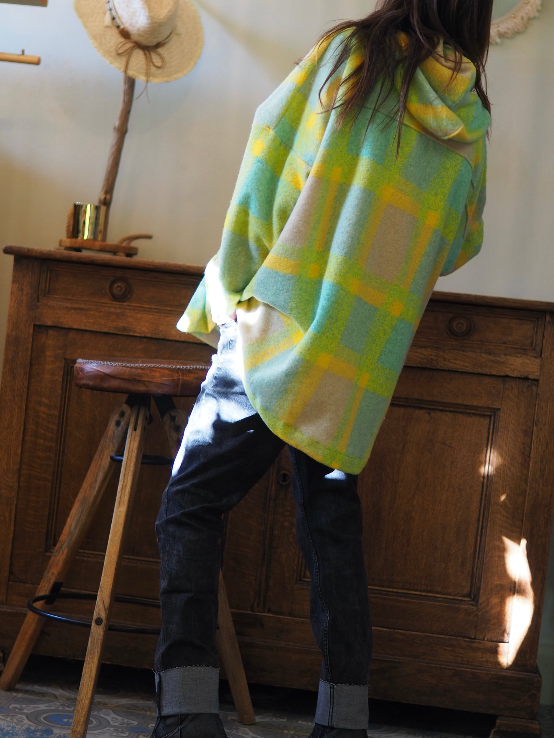 Pull oversize à carreaux vert/beige/jaune avec capuche. 2 poches cotés.

Taille unique du 36 au 46.
70% Polyester 30% Laine.
Tour de poitrine 190cm Longueur dos 82cm.