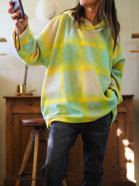 Pull oversize à carreaux vert/beige/jaune avec capuche. 2 poches cotés.

Taille unique du 36 au 46.
70% Polyester 30% Laine.
Tour de poitrine 190cm Longueur dos 82cm.