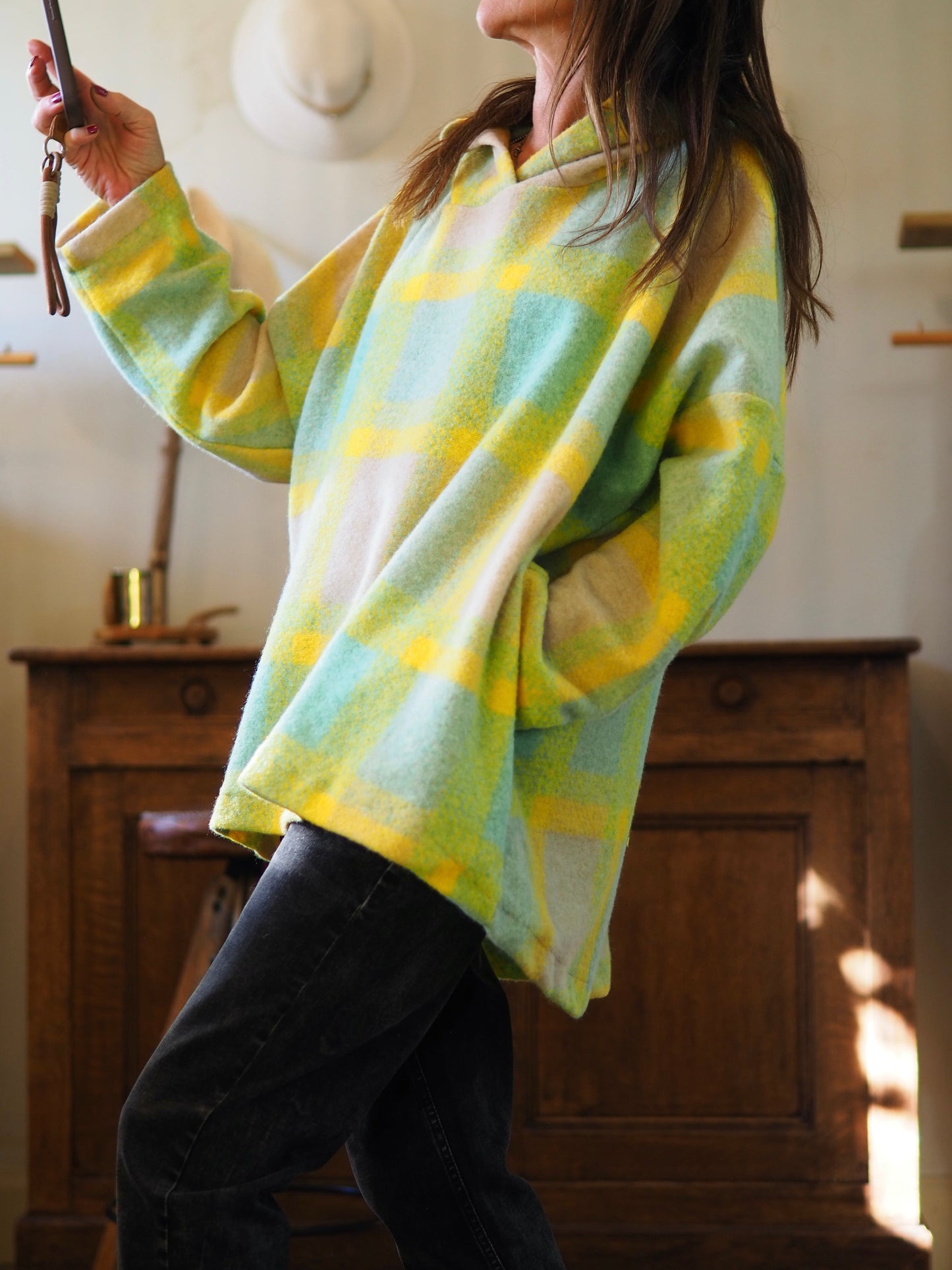 Pull oversize à carreaux vert/beige/jaune avec capuche. 2 poches cotés.

Taille unique du 36 au 46.
70% Polyester 30% Laine.
Tour de poitrine 190cm Longueur dos 82cm.