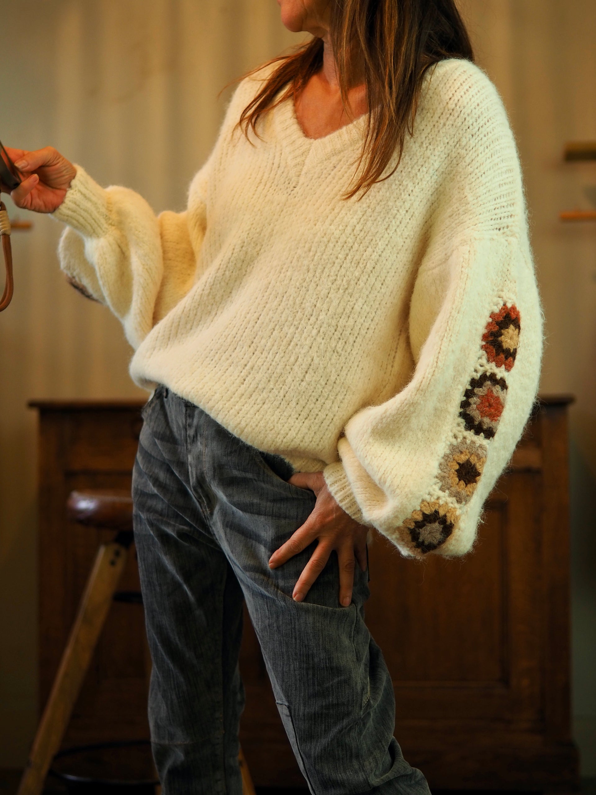Pull écru avec manches bouffantes. Broderies sur les manches.

Taille unique convient du 36 au 42.
47% Polyester recyclé 21% Nylon 20% Laine 11% Polyester 1% Spandex.
Tour de poitrine 130cm Longueur dos 63cm.