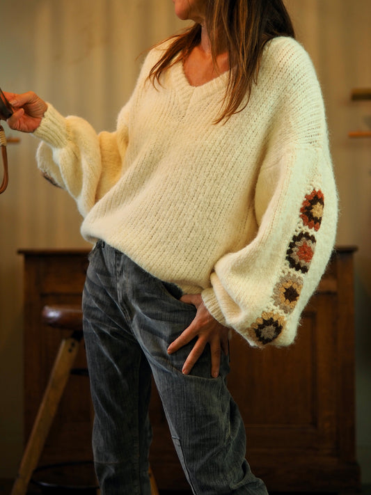 Pull écru avec manches bouffantes. Broderies sur les manches.

Taille unique convient du 36 au 42.
47% Polyester recyclé 21% Nylon 20% Laine 11% Polyester 1% Spandex.
Tour de poitrine 130cm Longueur dos 63cm.