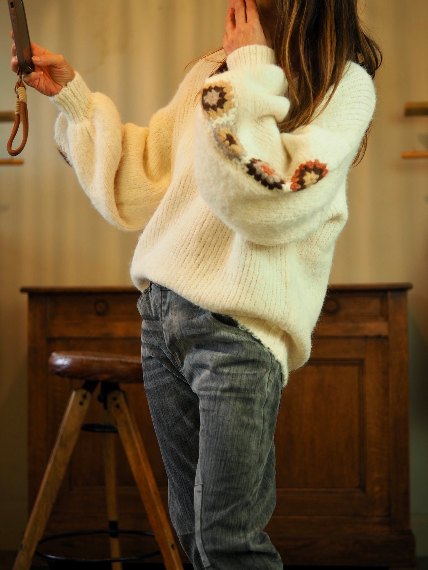 Pull écru avec manches bouffantes. Broderies sur les manches.

Taille unique convient du 36 au 42.
47% Polyester recyclé 21% Nylon 20% Laine 11% Polyester 1% Spandex.
Tour de poitrine 130cm Longueur dos 63cm.
