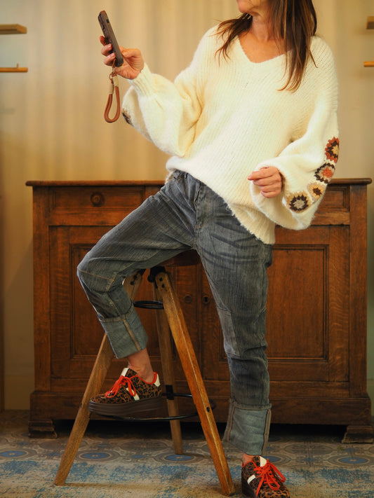Pull écru avec manches bouffantes. Broderies sur les manches.

Taille unique convient du 36 au 42.
47% Polyester recyclé 21% Nylon 20% Laine 11% Polyester 1% Spandex.
Tour de poitrine 130cm Longueur dos 63cm.