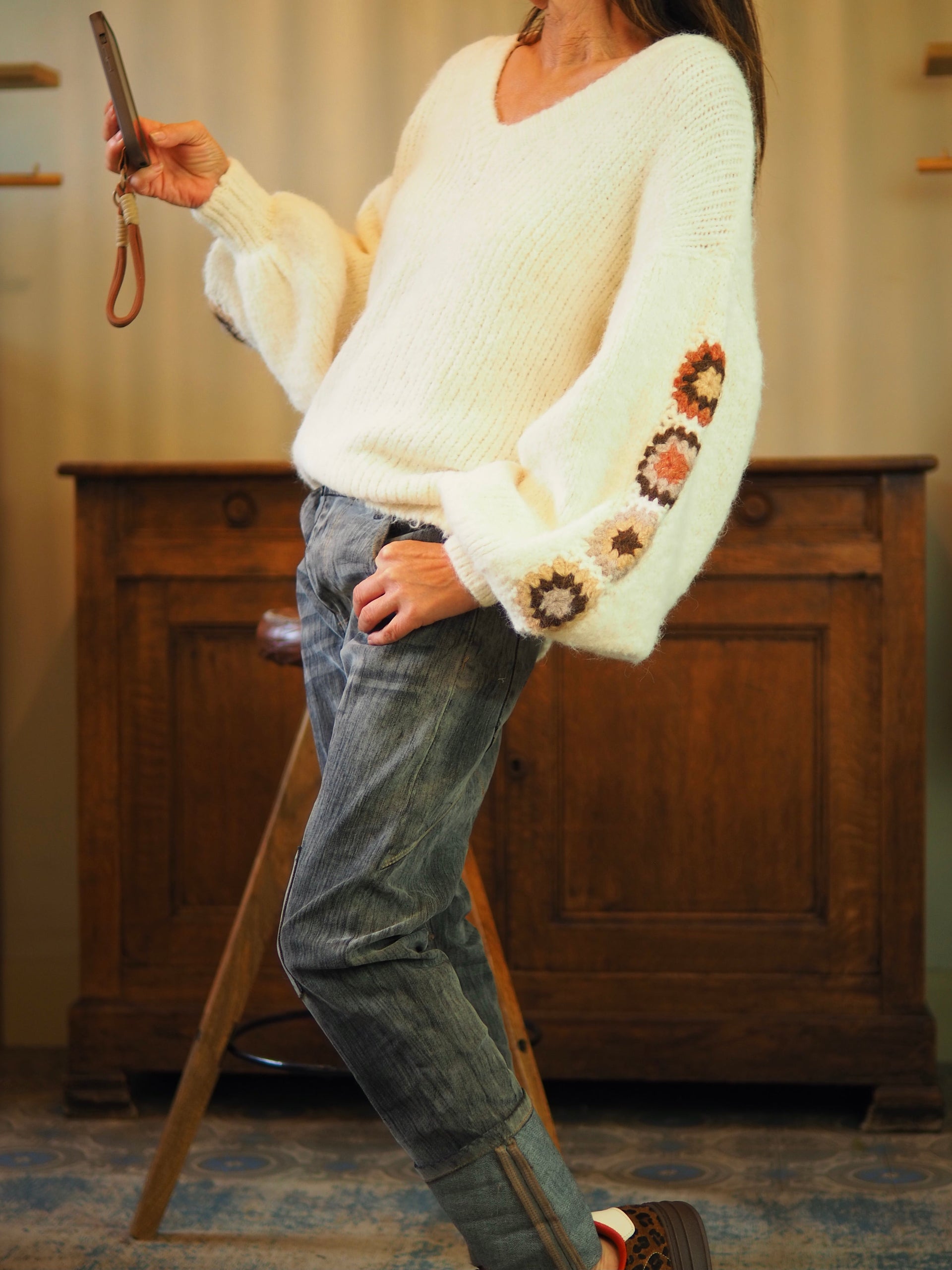 Pull écru avec manches bouffantes. Broderies sur les manches.

Taille unique convient du 36 au 42.
47% Polyester recyclé 21% Nylon 20% Laine 11% Polyester 1% Spandex.
Tour de poitrine 130cm Longueur dos 63cm.