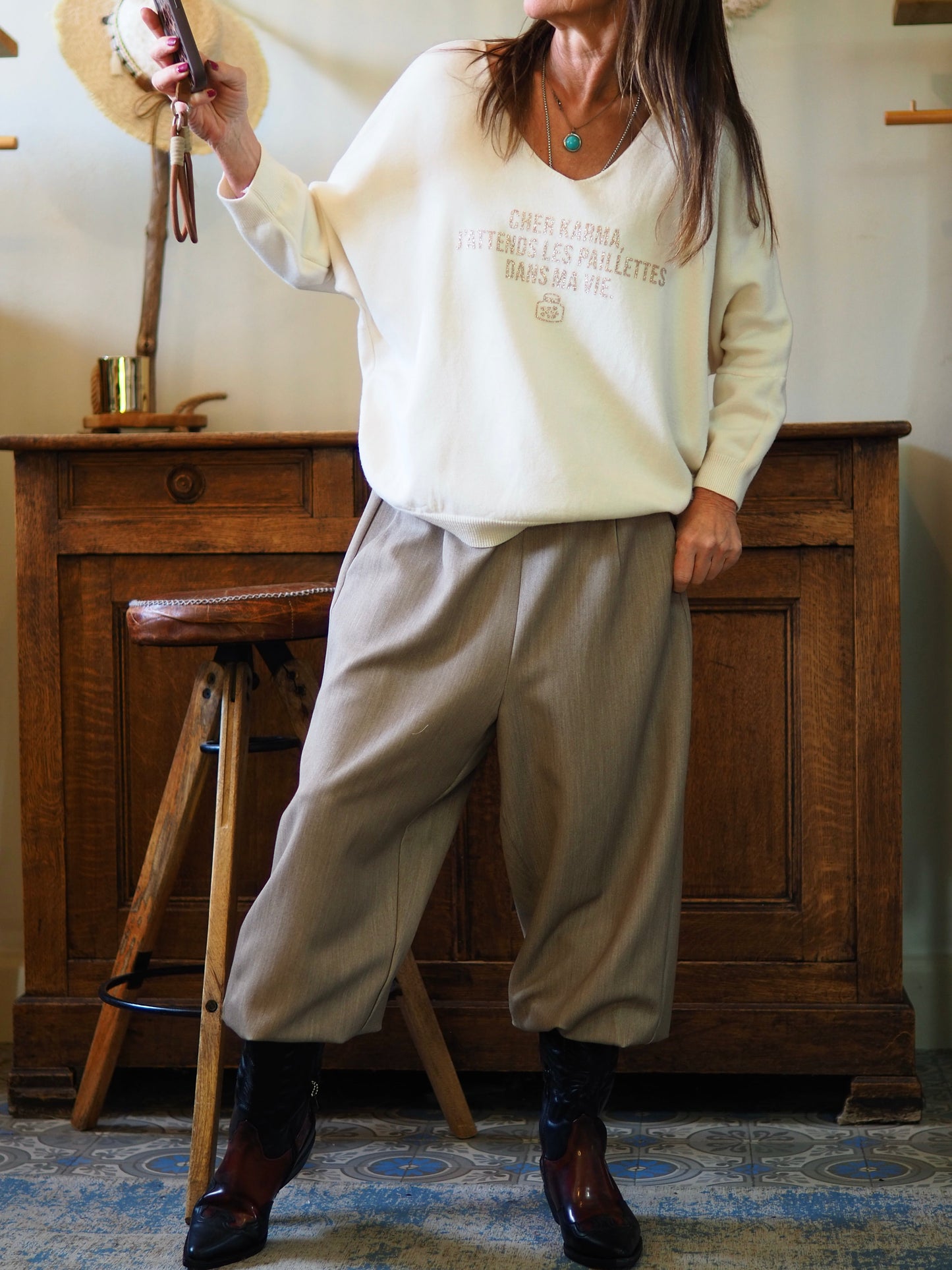 Pull hyper doux écru. 

Taille unique du 36 au 46.
50% Viscose 28% Polyester 22% Polyamide.
Tour de poitrine 150cm Longueur dos 63cm.