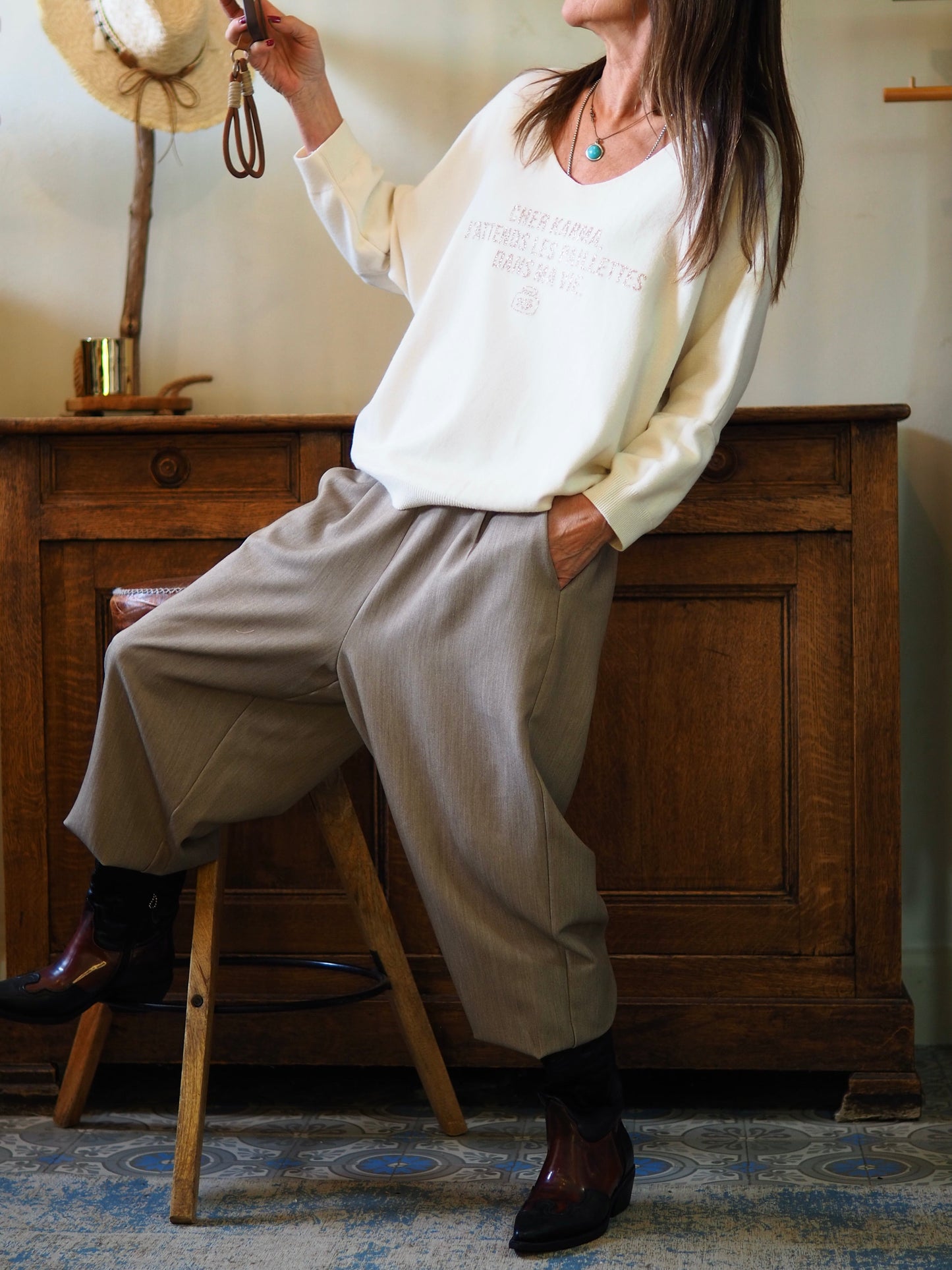 Pull hyper doux écru. 

Taille unique du 36 au 46.
50% Viscose 28% Polyester 22% Polyamide.
Tour de poitrine 150cm Longueur dos 63cm.