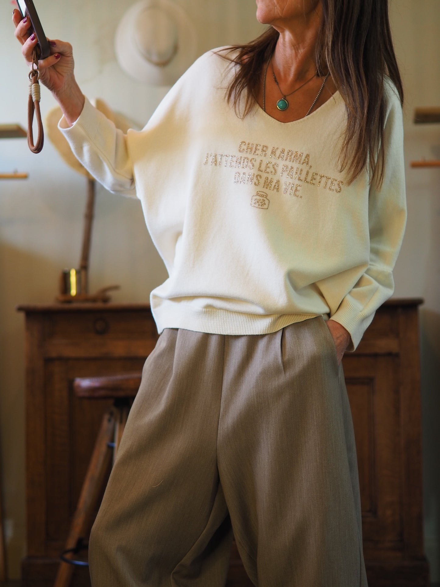 Pull hyper doux écru. 

Taille unique du 36 au 46.
50% Viscose 28% Polyester 22% Polyamide.
Tour de poitrine 150cm Longueur dos 63cm.