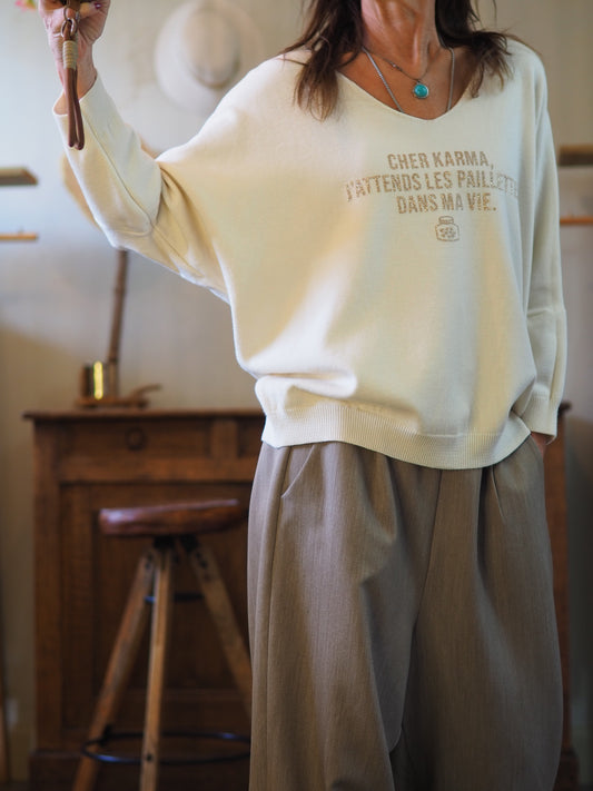 Pull hyper doux écru. 

Taille unique du 36 au 46.
50% Viscose 28% Polyester 22% Polyamide.
Tour de poitrine 150cm Longueur dos 63cm.