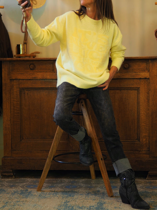 Pull jaune ultra-doux qui fait sensation avec inscriptions.

Taille unique convient du 34 au 44.
60% Polyester recyclé 18% Polyester 8% Laine 1% Spandex.

Tour de poitrine 130cm Longueur dos 65cm.