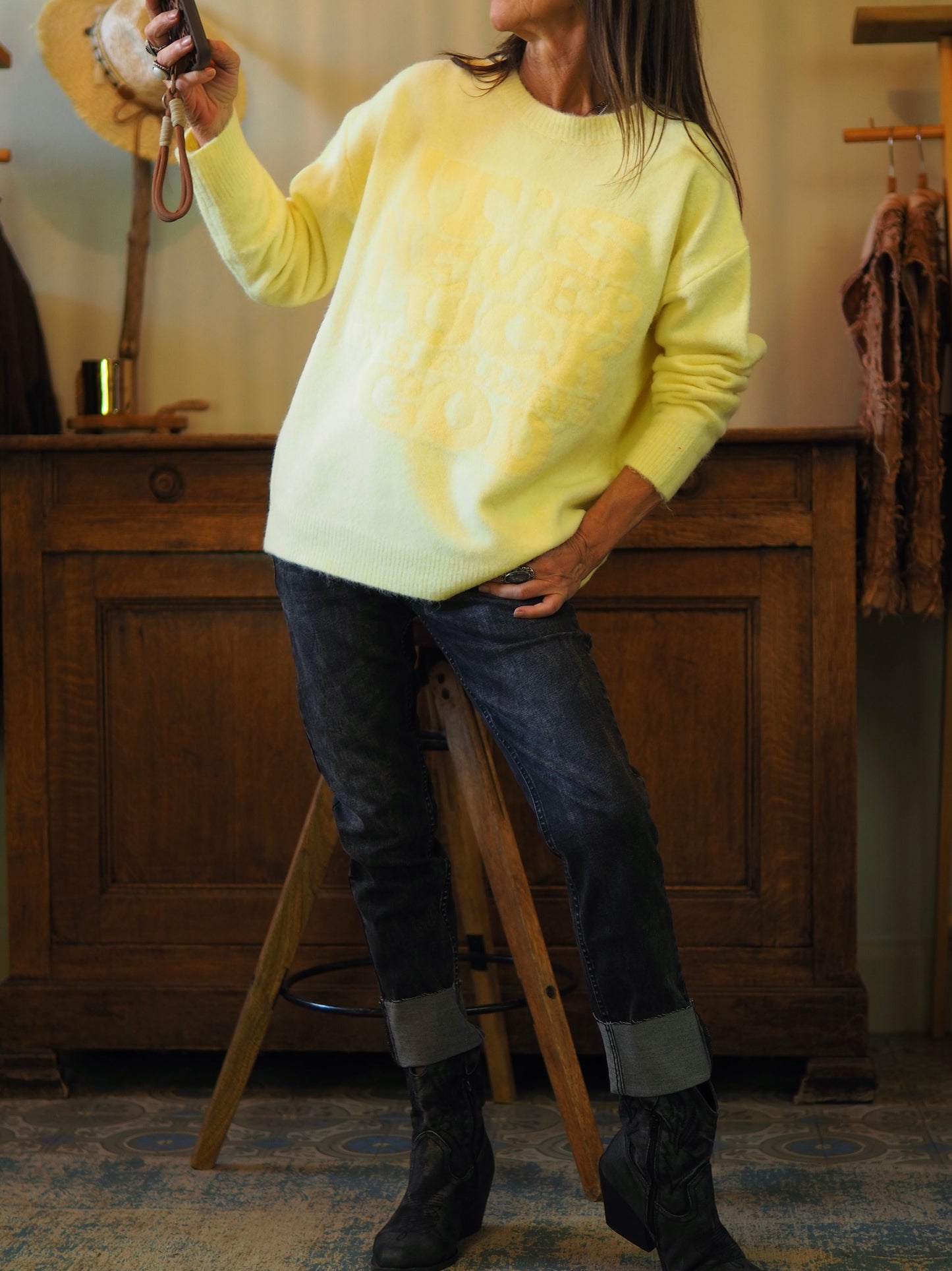 Pull jaune ultra-doux qui fait sensation avec inscriptions.

Taille unique convient du 34 au 44.
60% Polyester recyclé 18% Polyester 8% Laine 1% Spandex.

Tour de poitrine 130cm Longueur dos 65cm.