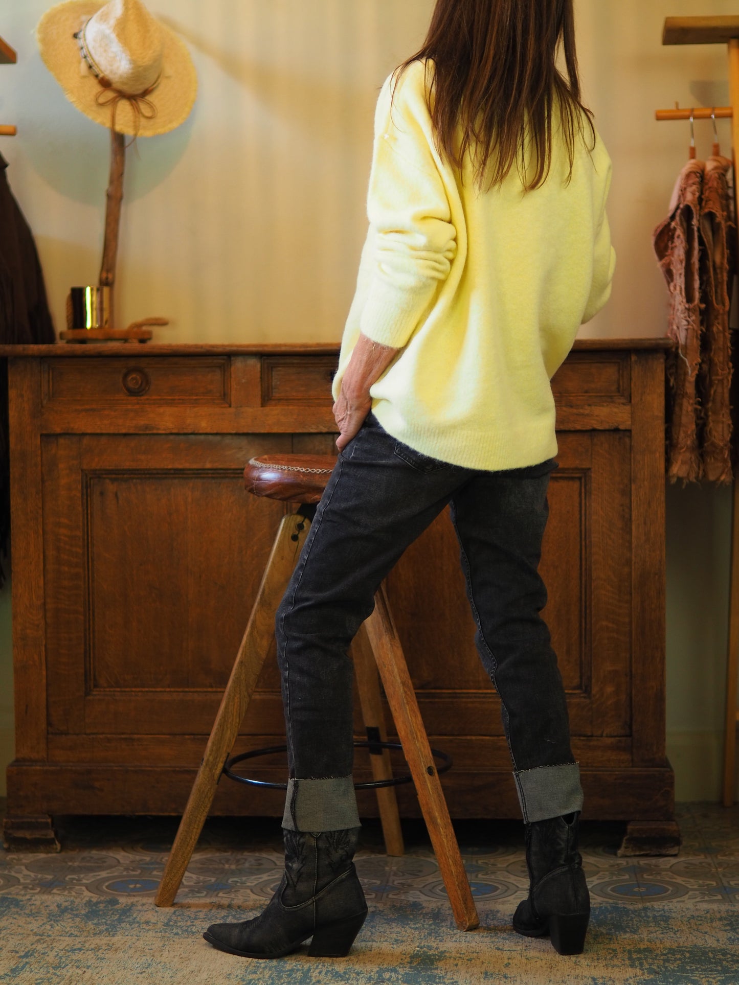 Pull jaune ultra-doux qui fait sensation avec inscriptions.

Taille unique convient du 34 au 44.
60% Polyester recyclé 18% Polyester 8% Laine 1% Spandex.

Tour de poitrine 130cm Longueur dos 65cm.