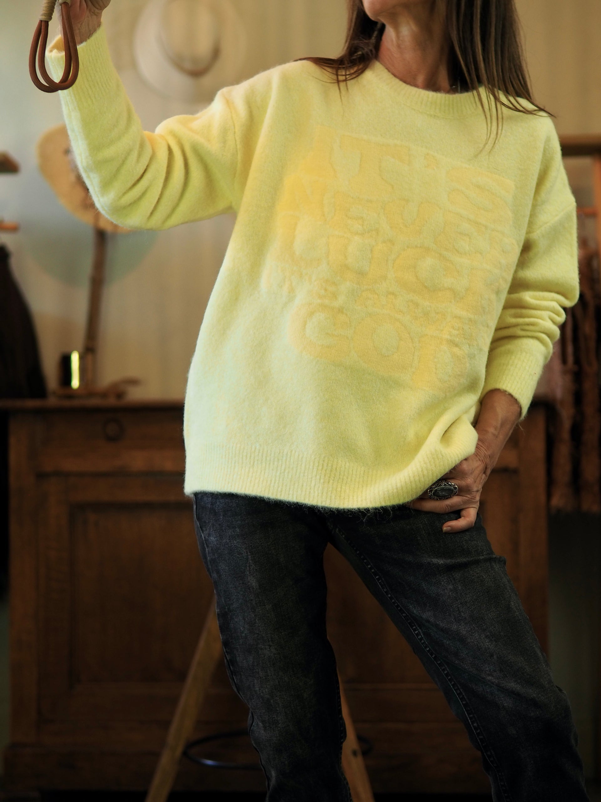 Pull jaune ultra-doux qui fait sensation avec inscriptions.

Taille unique convient du 34 au 44.
60% Polyester recyclé 18% Polyester 8% Laine 1% Spandex.

Tour de poitrine 130cm Longueur dos 65cm.