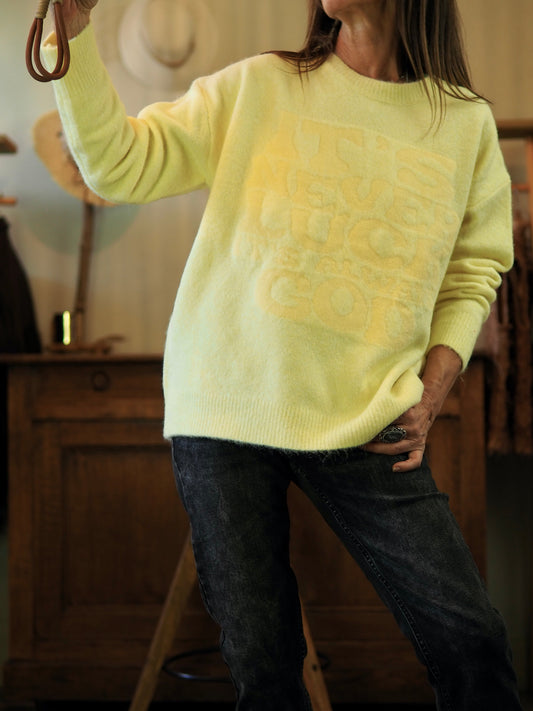 Pull jaune ultra-doux qui fait sensation avec inscriptions.

Taille unique convient du 34 au 44.
60% Polyester recyclé 18% Polyester 8% Laine 1% Spandex.

Tour de poitrine 130cm Longueur dos 65cm.