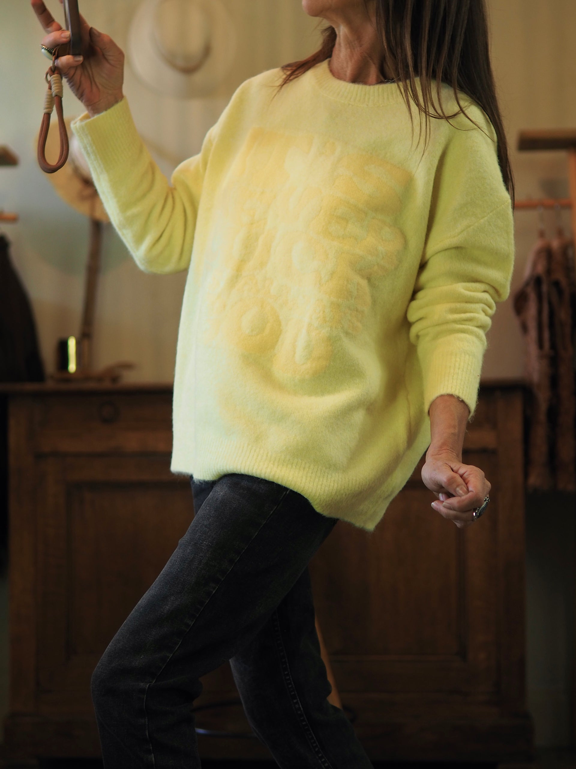 Pull jaune ultra-doux qui fait sensation avec inscriptions.

Taille unique convient du 34 au 44.
60% Polyester recyclé 18% Polyester 8% Laine 1% Spandex.

Tour de poitrine 130cm Longueur dos 65cm.